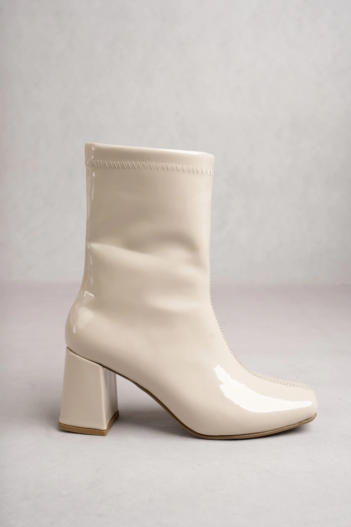 Kadın Bej Rugan Orta Boy Küt Burun Topuklu Bot