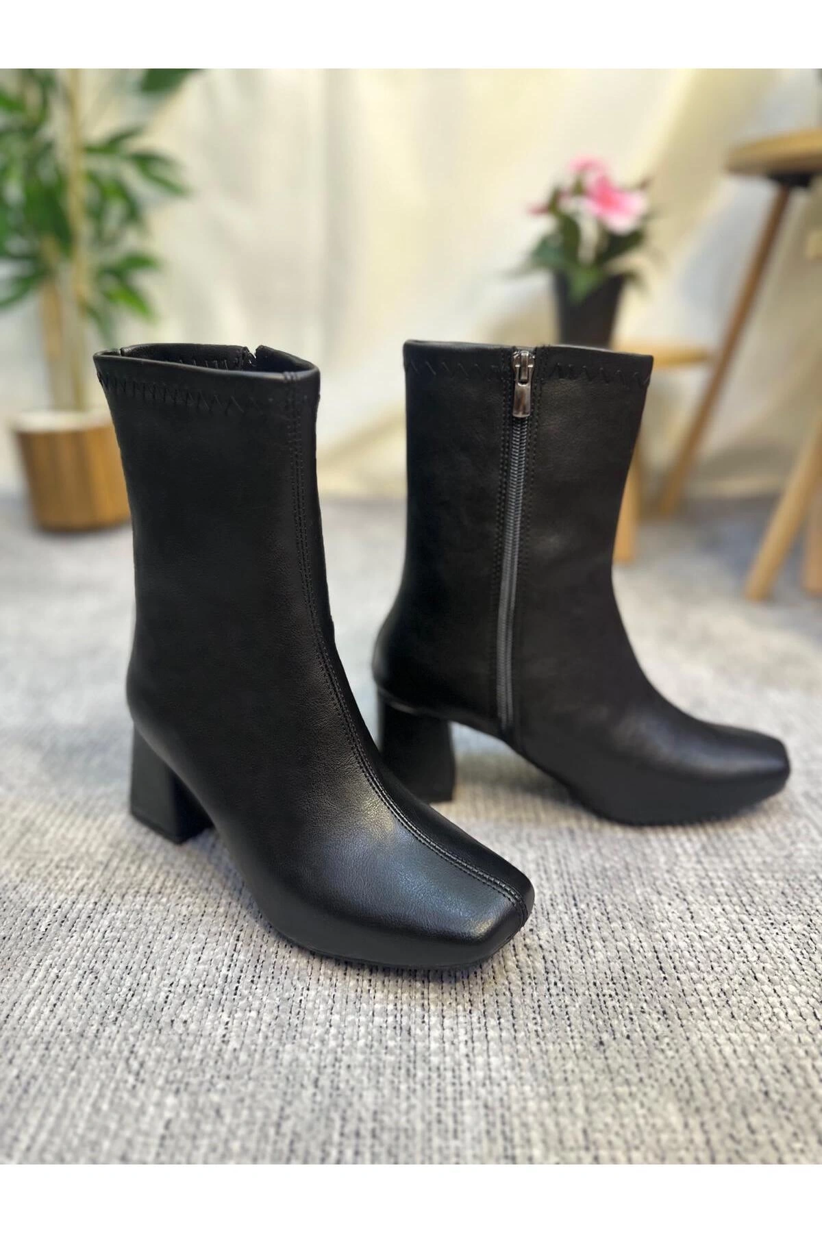 Kadın Siyah Cilt Orta Boy Küt Burun Topuklu Bot