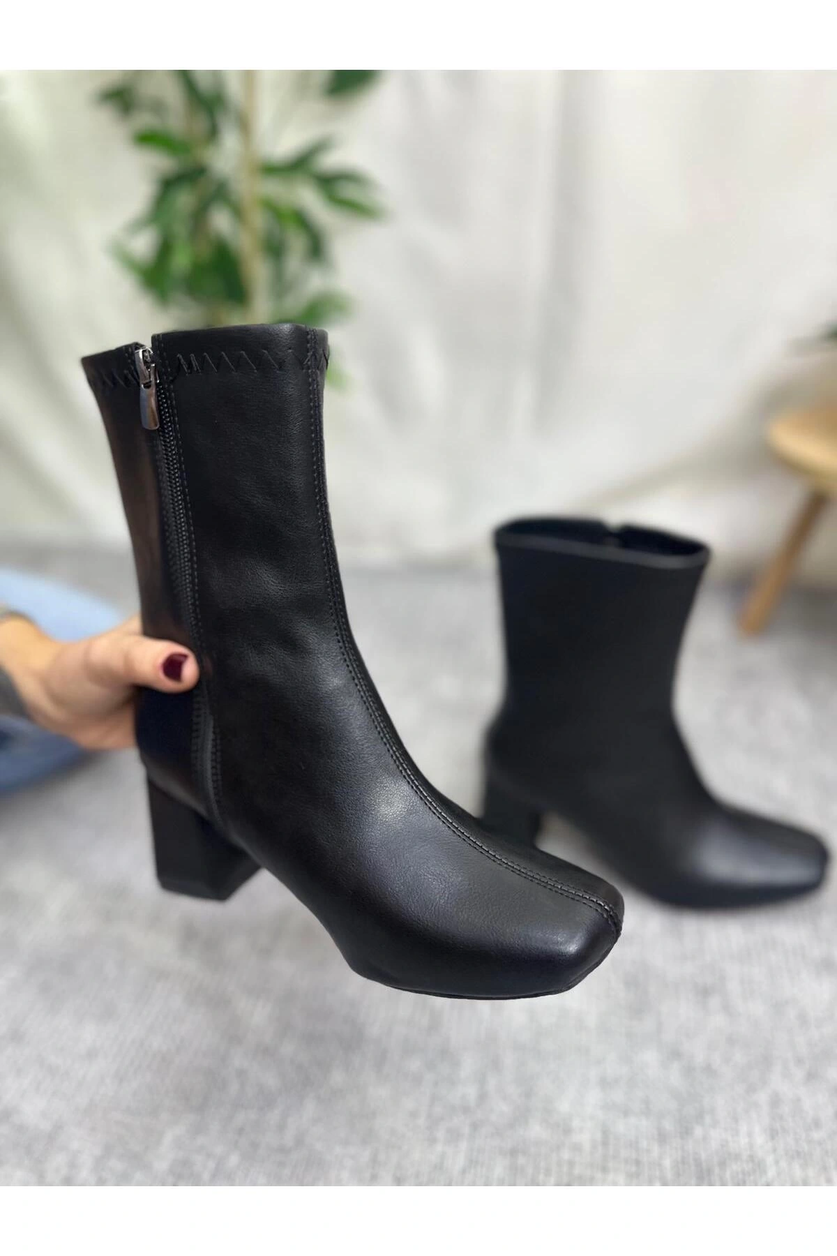 Kadın Siyah Cilt Orta Boy Küt Burun Topuklu Bot