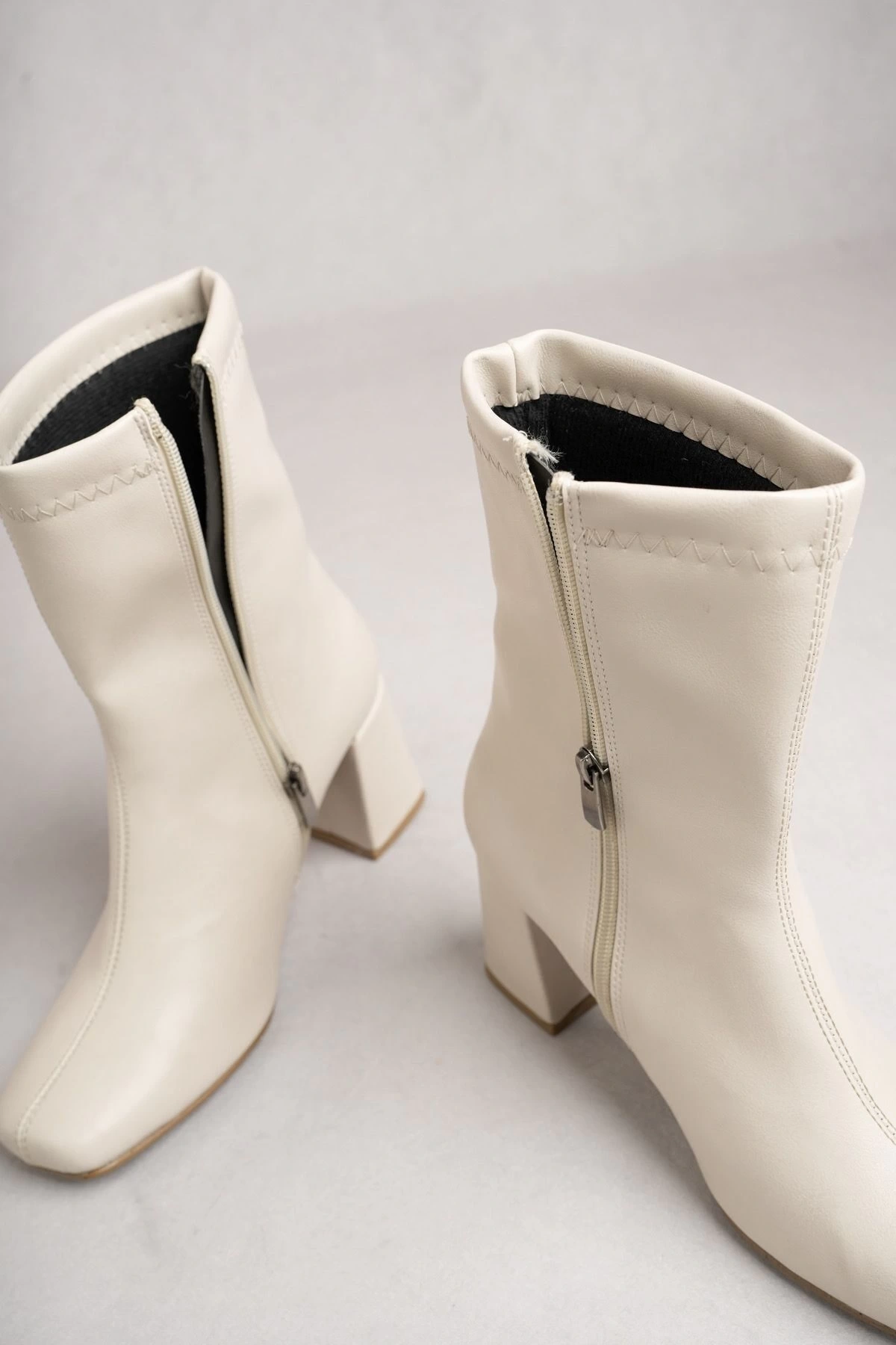 Kadın Bej Cilt Orta Boy Küt Burun Topuklu Bot