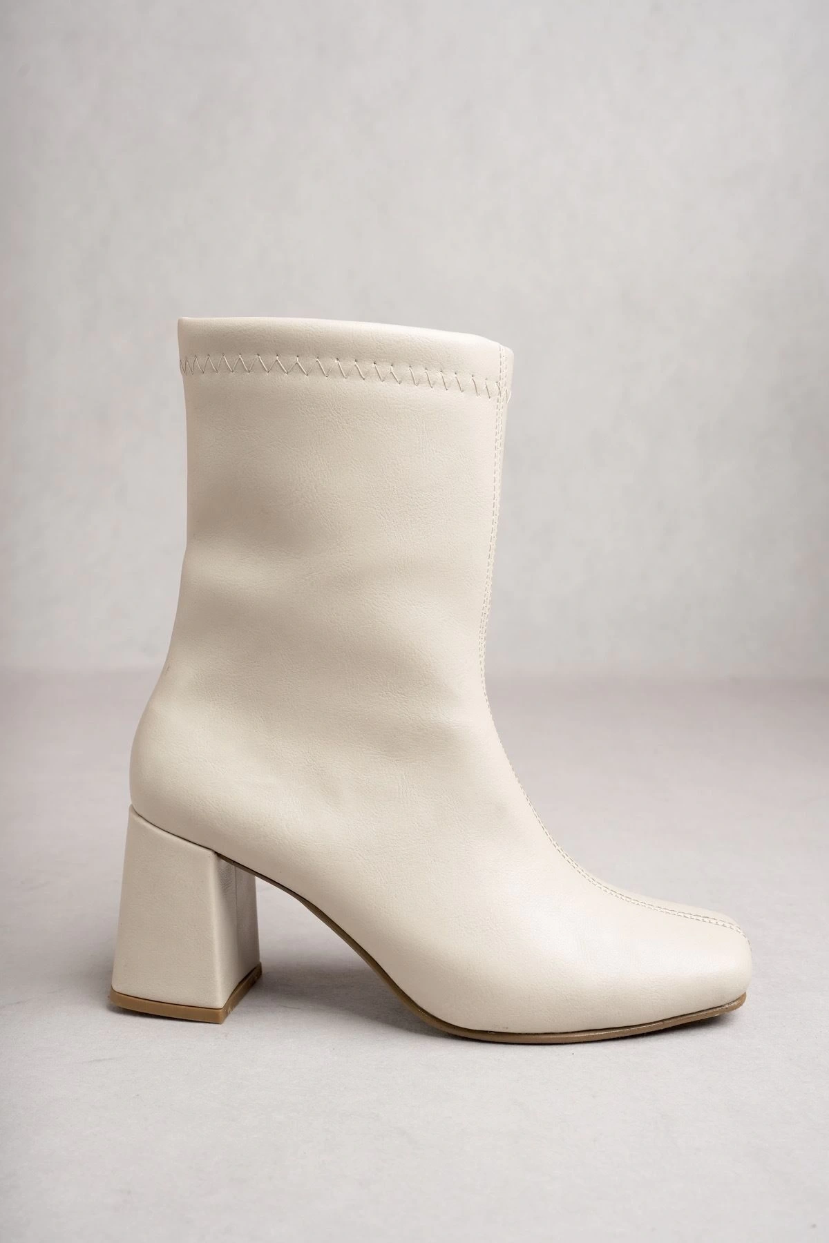 Kadın Bej Cilt Orta Boy Küt Burun Topuklu Bot