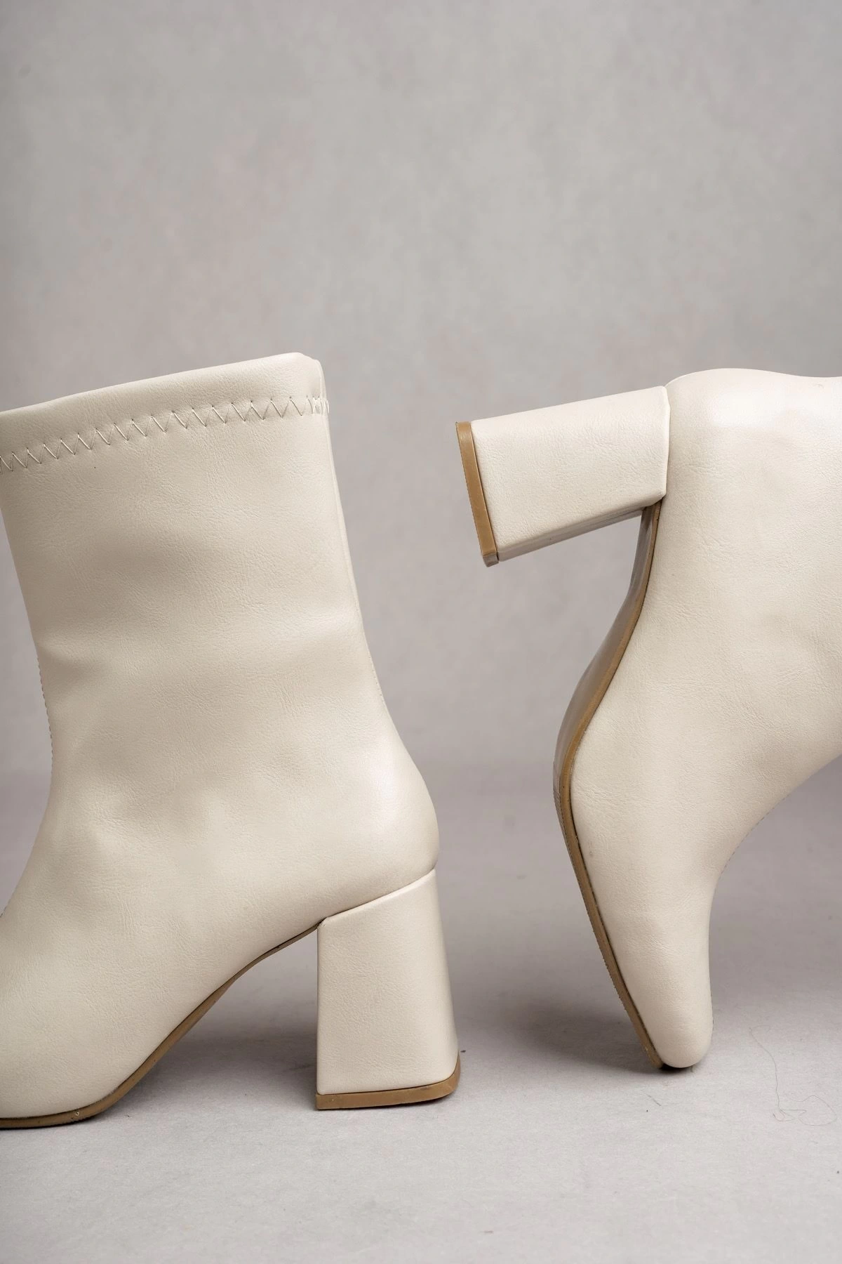 Kadın Bej Cilt Orta Boy Küt Burun Topuklu Bot