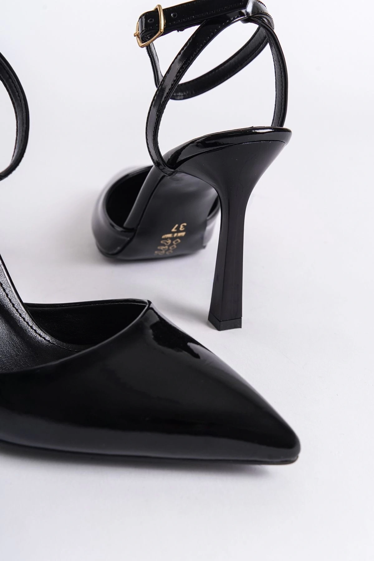 Kadın Siyah Rugan Arkası Bantlı Topuklu Ayakkabı