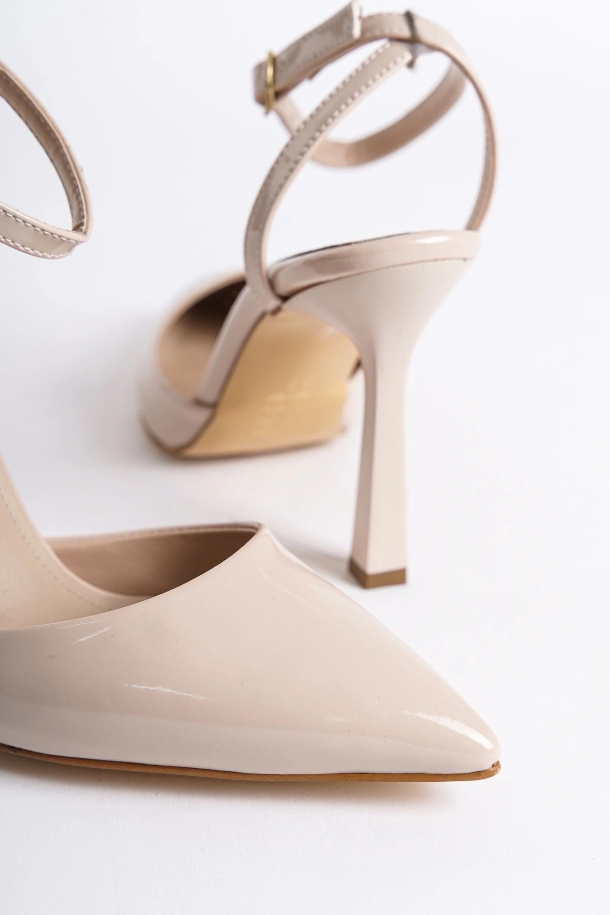 Kadın Bej Rugan Arkası Bantlı Topuklu Ayakkabı