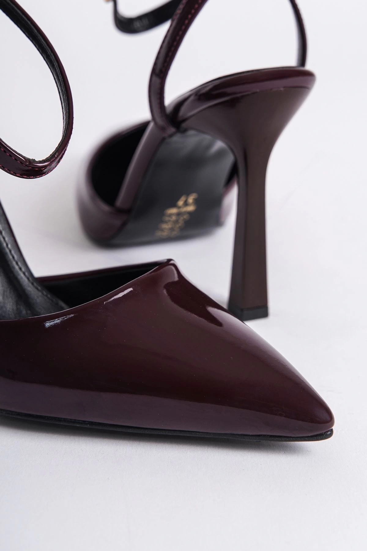 Kadın Bordo Rugan Arkası Bantlı Topuklu Ayakkabı