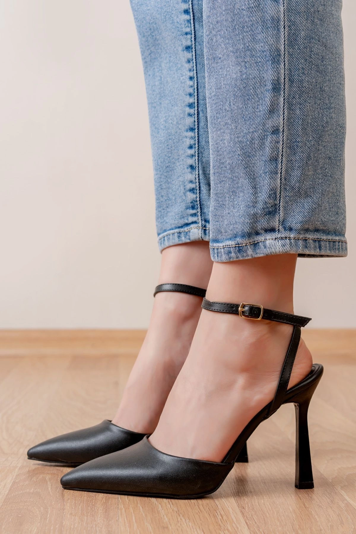 Kadın Siyah Deri Arkası Bantlı Topuklu Ayakkabı