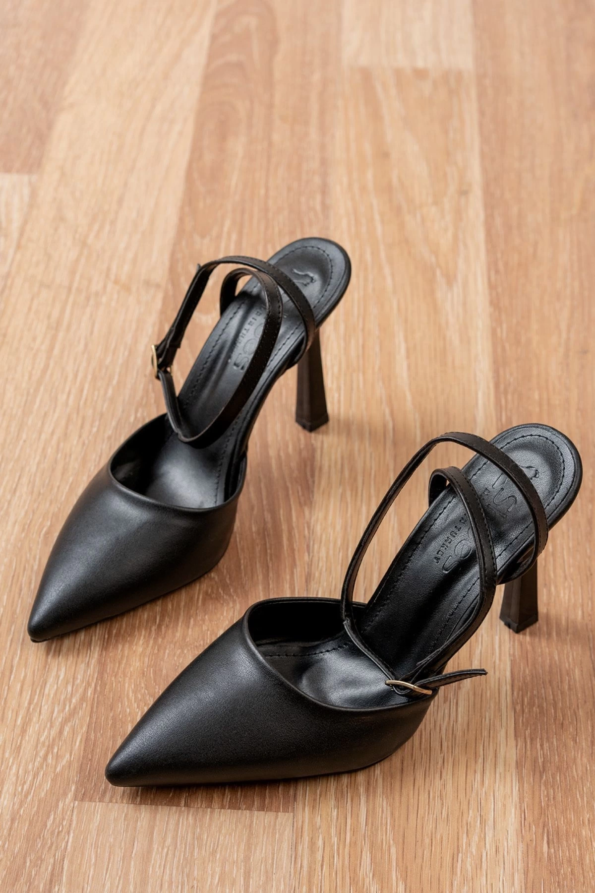 Kadın Siyah Deri Arkası Bantlı Topuklu Ayakkabı