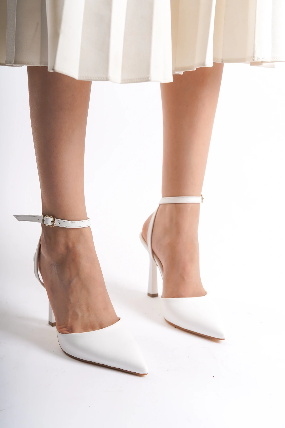 Kadın Beyaz Cilt Arkası Bantlı Topuklu Ayakkabı
