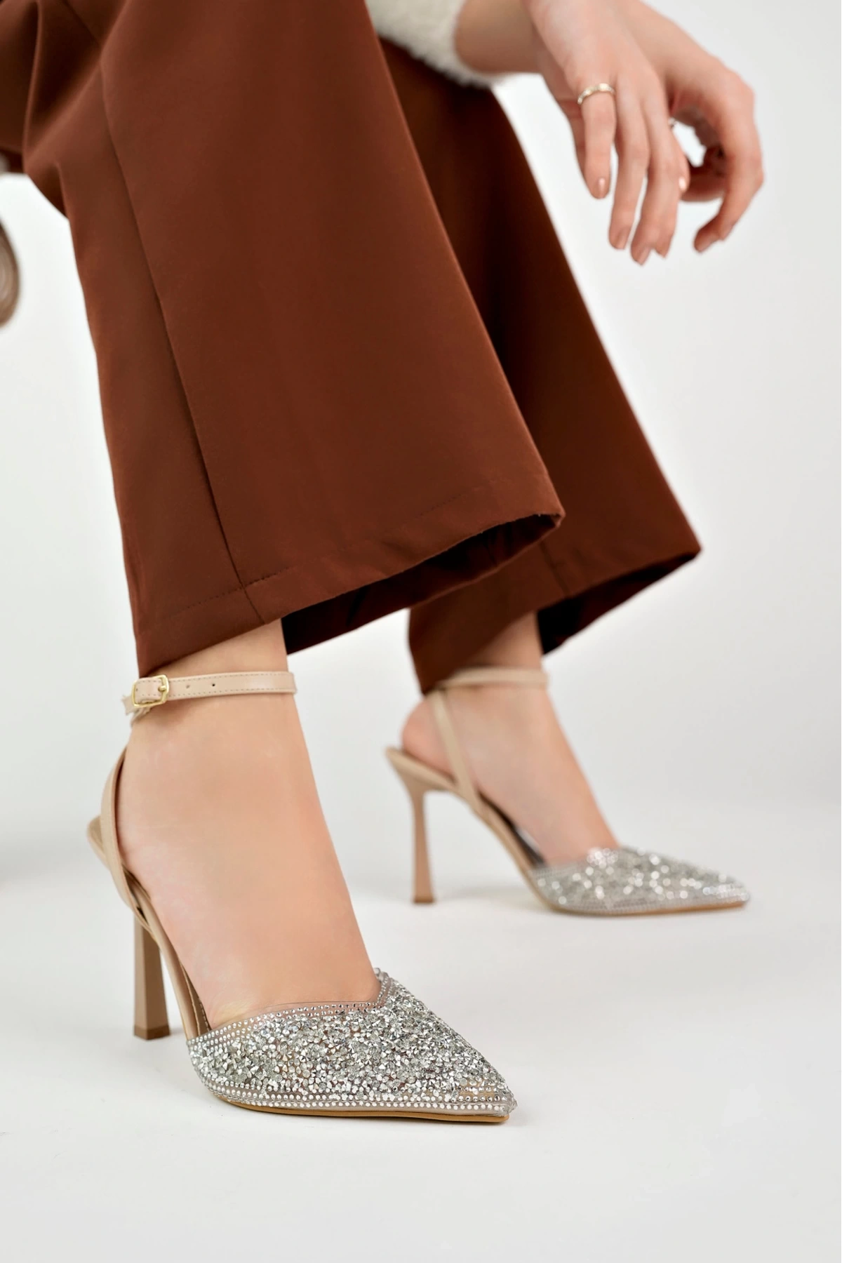 Kadın Bej Kristal Taşlı Arkası Bantlı Topuklu Ayakkabı