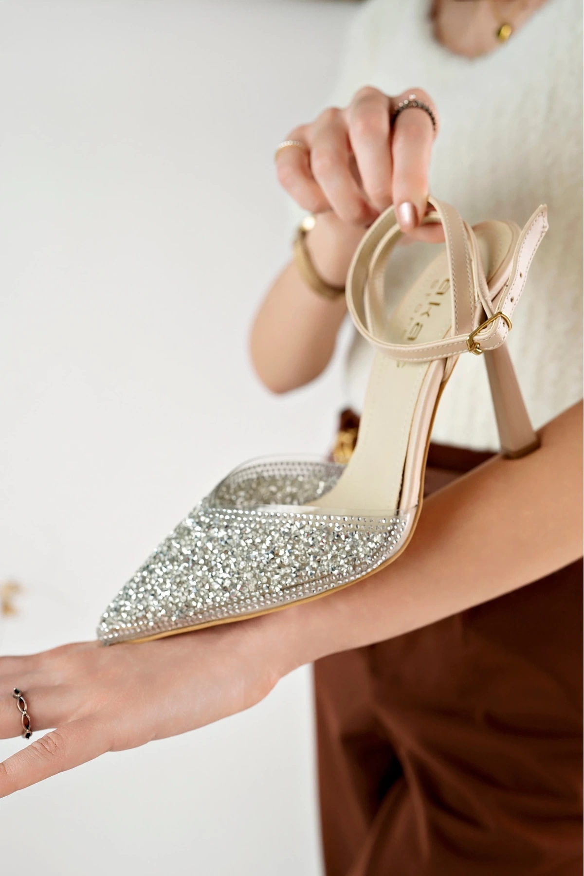 Kadın Bej Kristal Taşlı Arkası Bantlı Topuklu Ayakkabı