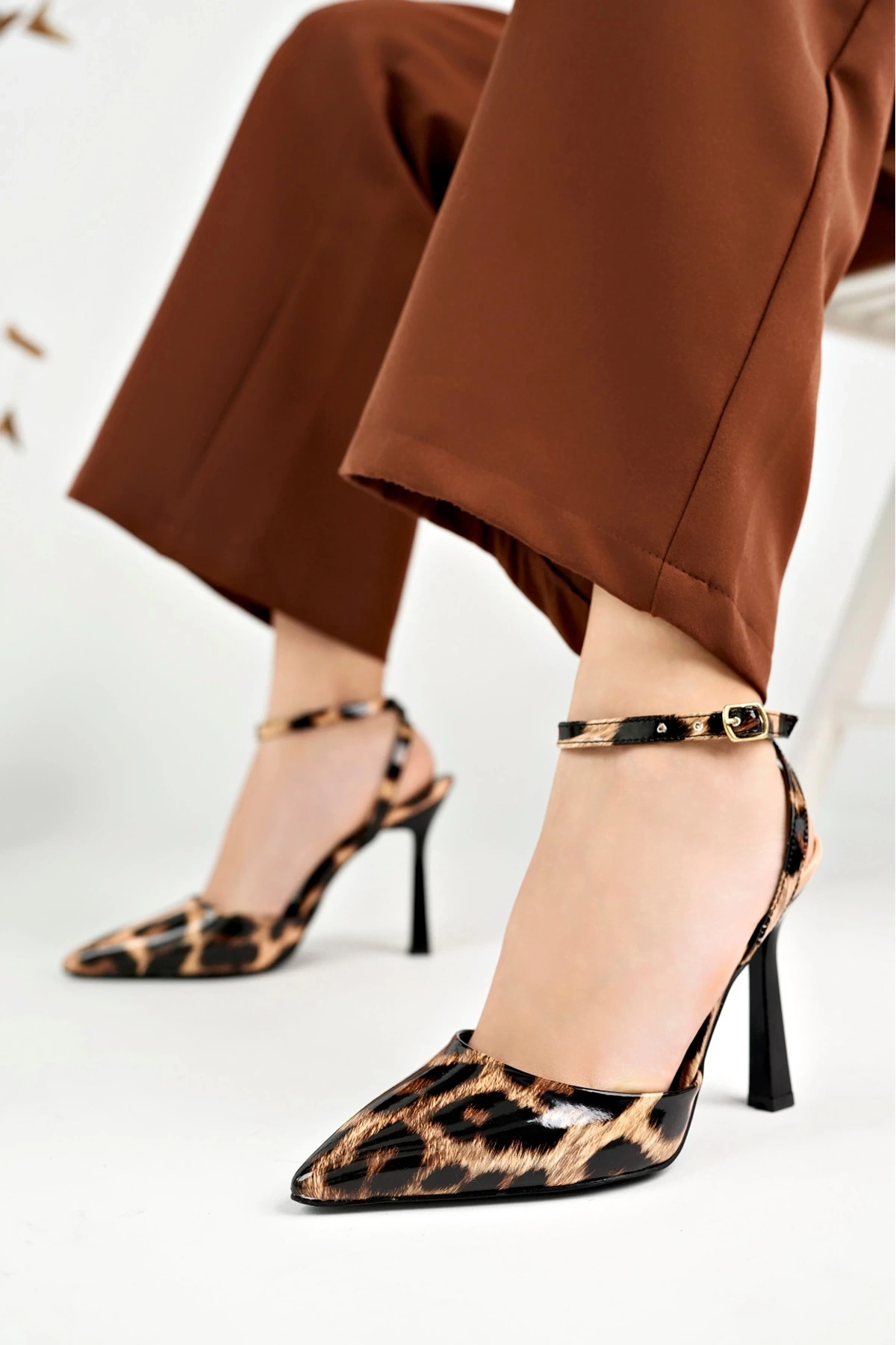 Kadın Leopar Desenli Rugan Arkası Bantlı Topuklu Ayakkabı