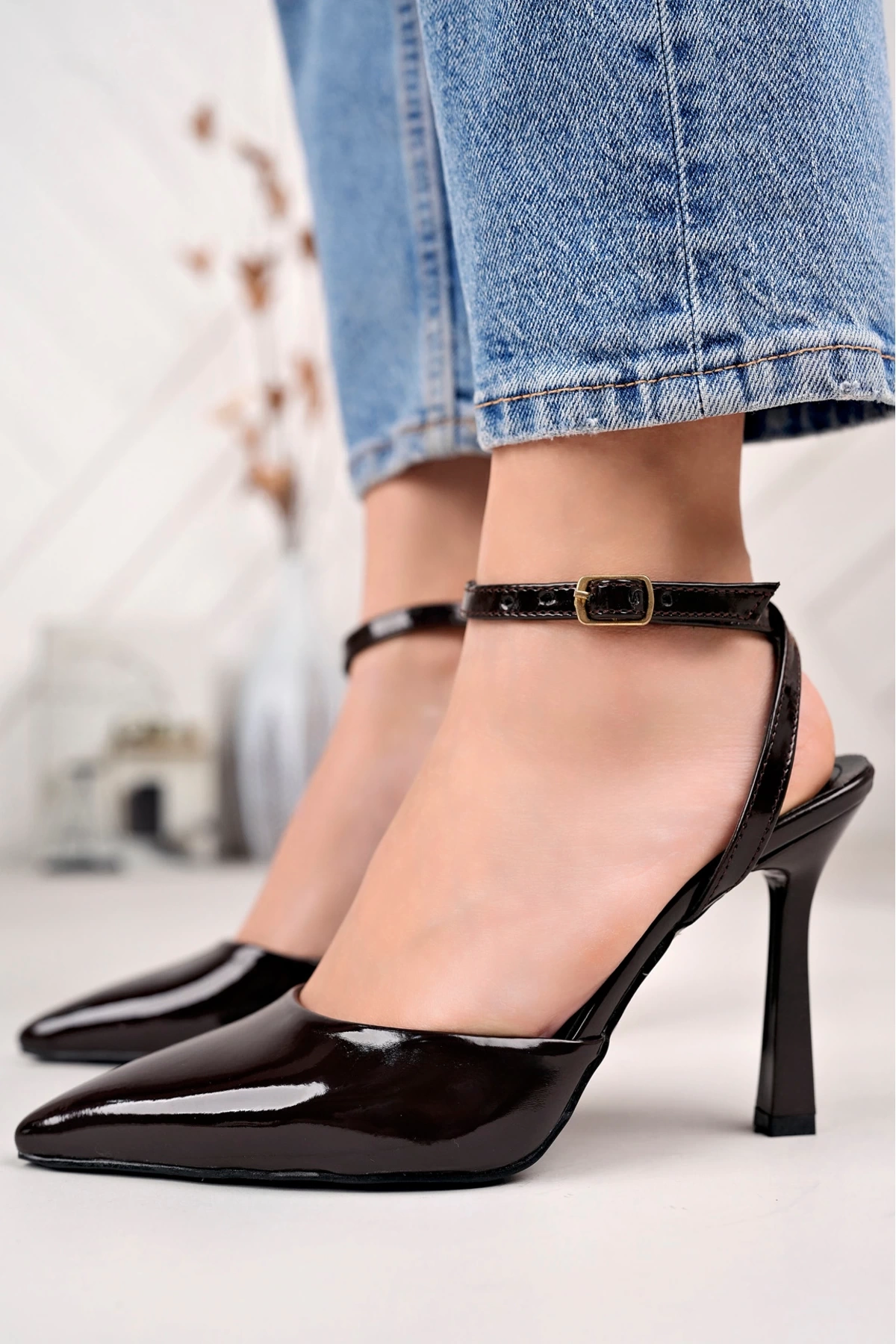 Kadın Acı Kahverengi Rugan Arkası Bantlı Topuklu Ayakkabı