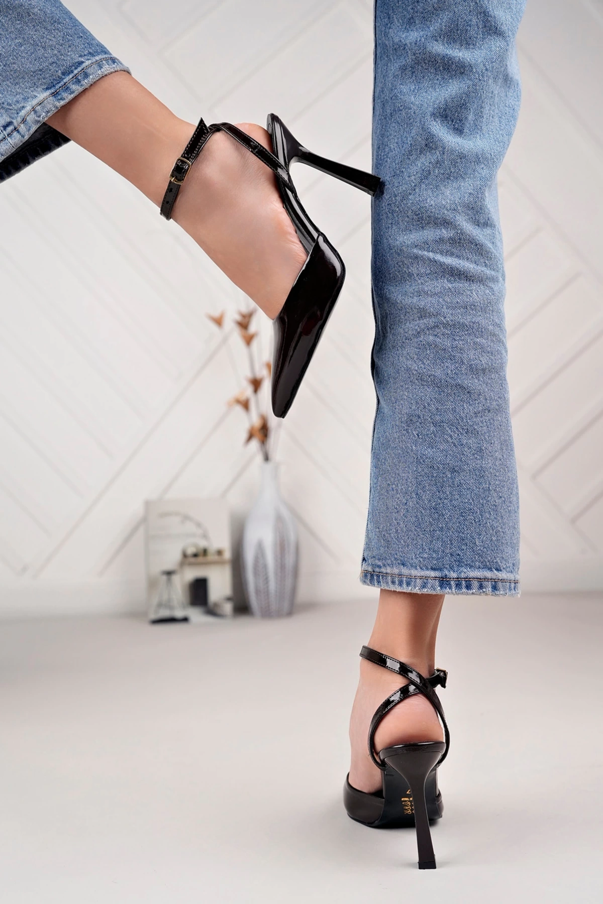 Kadın Acı Kahverengi Rugan Arkası Bantlı Topuklu Ayakkabı