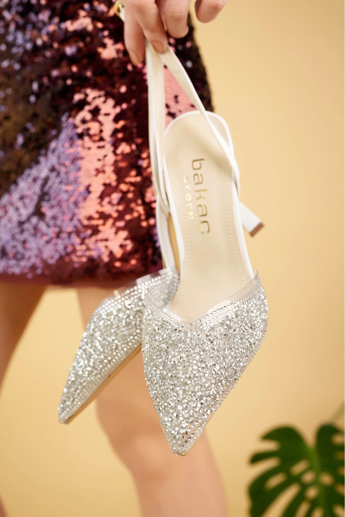 Kadın Beyaz Kristal Taşlı Arkası Bantlı Topuklu Ayakkabı