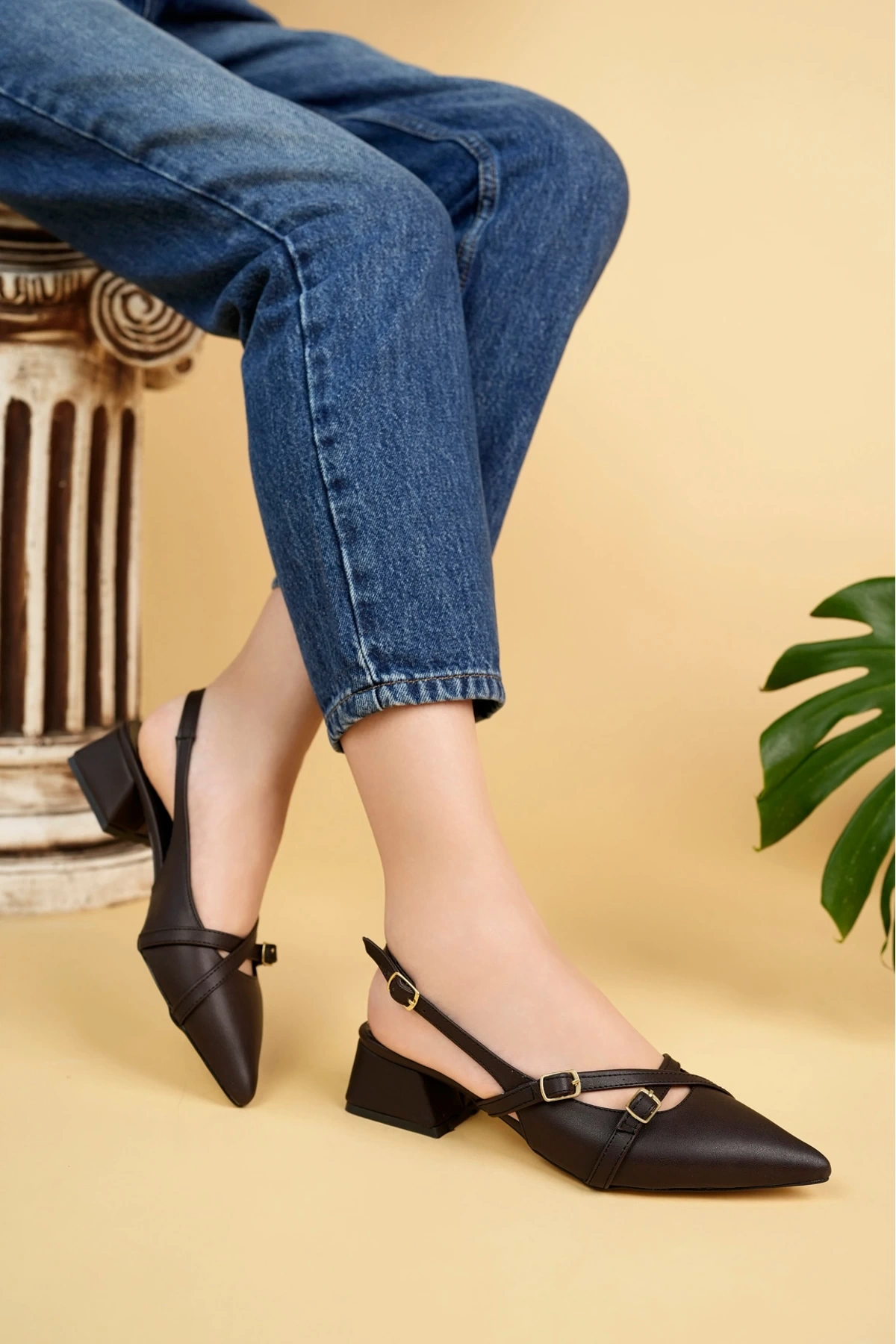 Kadın Kahverengi Çapraz Bantlı Yeni Sezon Kısa Topuklu Ayakkabı