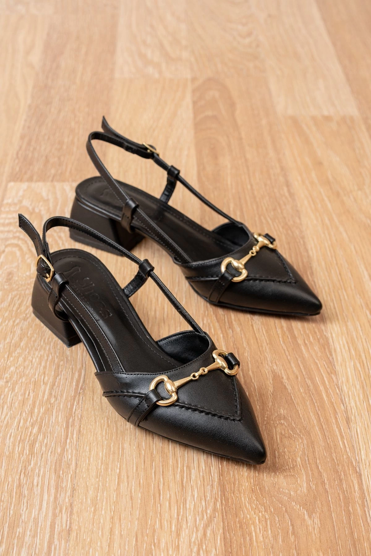 Kadın Siyah Deri Saraçlı Tokalı Sivri Burun Topuklu Ayakkabı