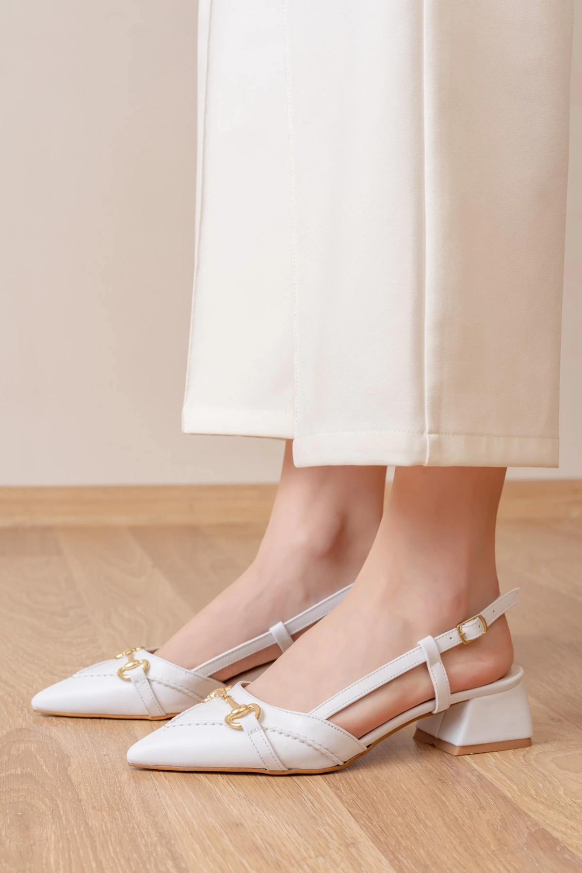 Kadın Beyaz Saraçlı Tokalı Sivri Burun Topuklu Ayakkabı