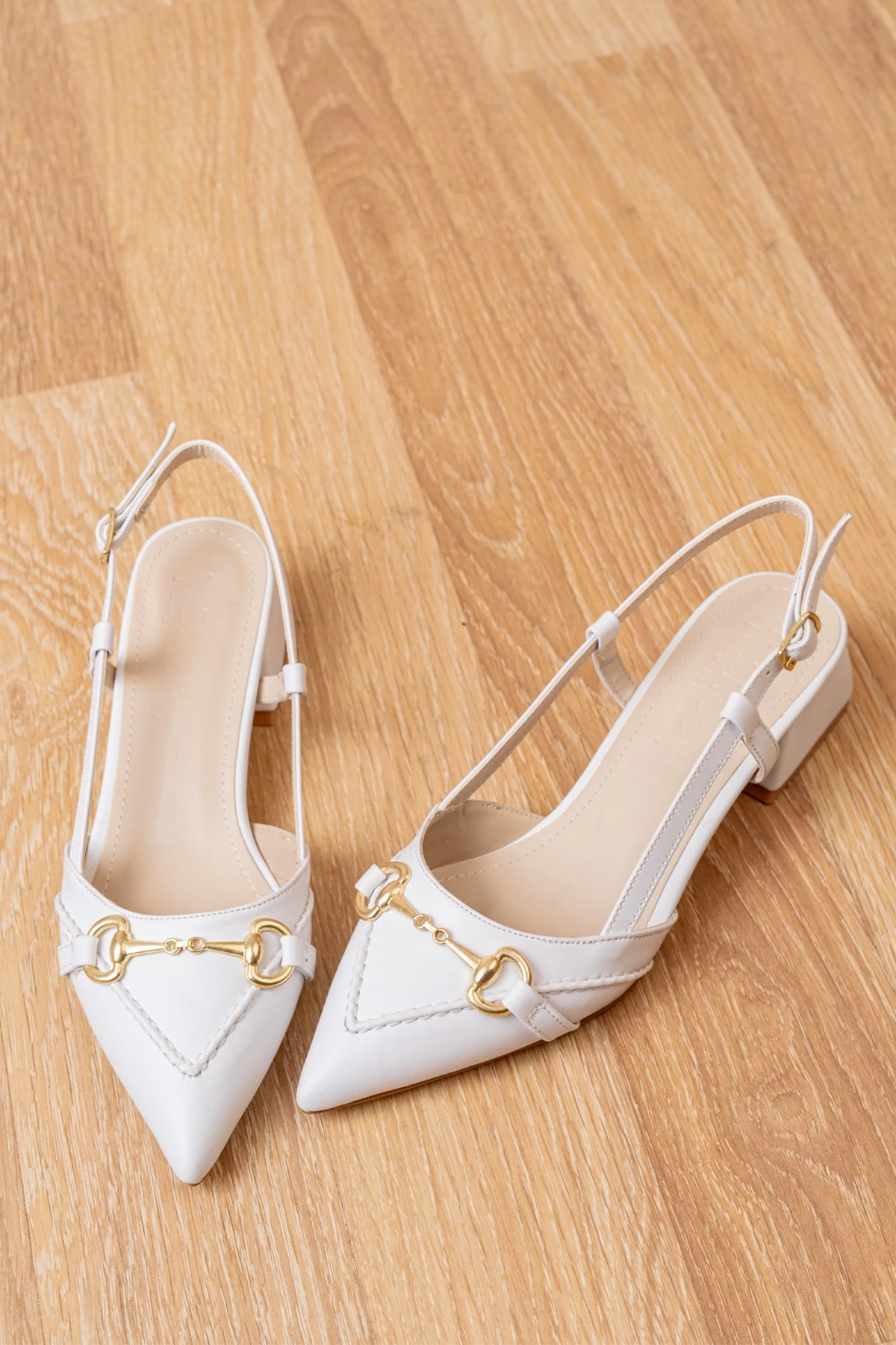 Kadın Beyaz Saraçlı Tokalı Sivri Burun Topuklu Ayakkabı