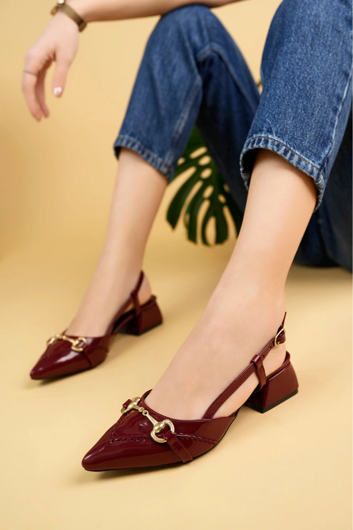 Kadın Bordo Rugan Saraçlı Tokalı Sivri Burun Topuklu Ayakkabı