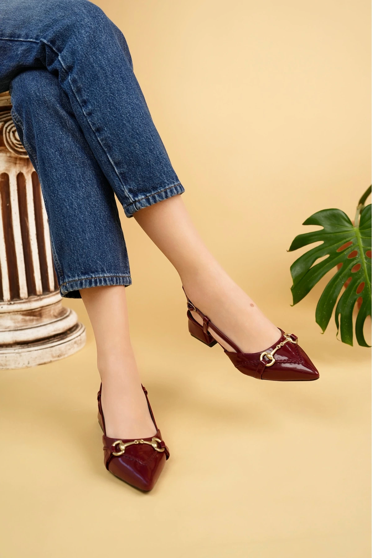 Kadın Bordo Rugan Saraçlı Tokalı Sivri Burun Topuklu Ayakkabı