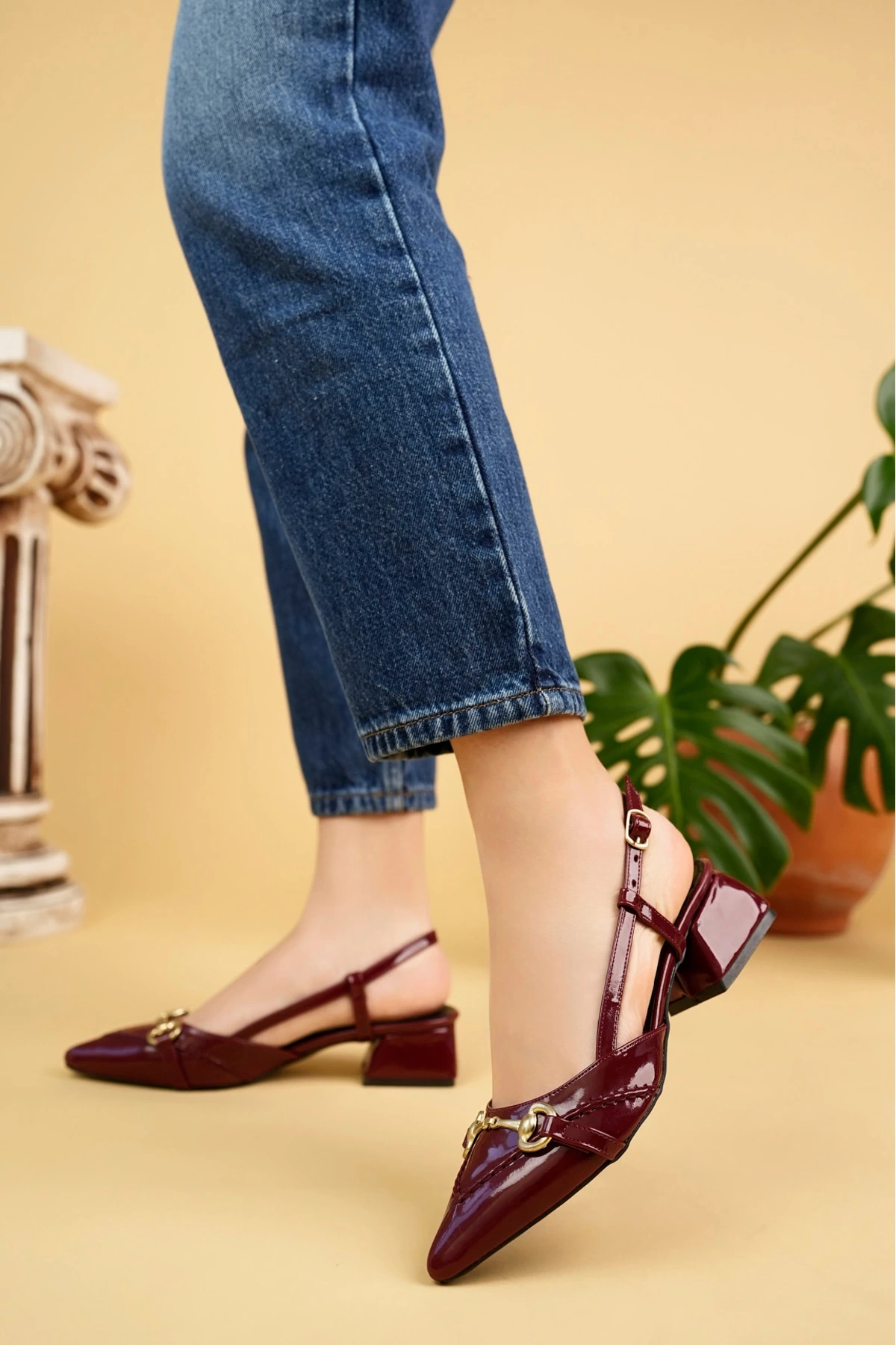 Kadın Bordo Rugan Saraçlı Tokalı Sivri Burun Topuklu Ayakkabı