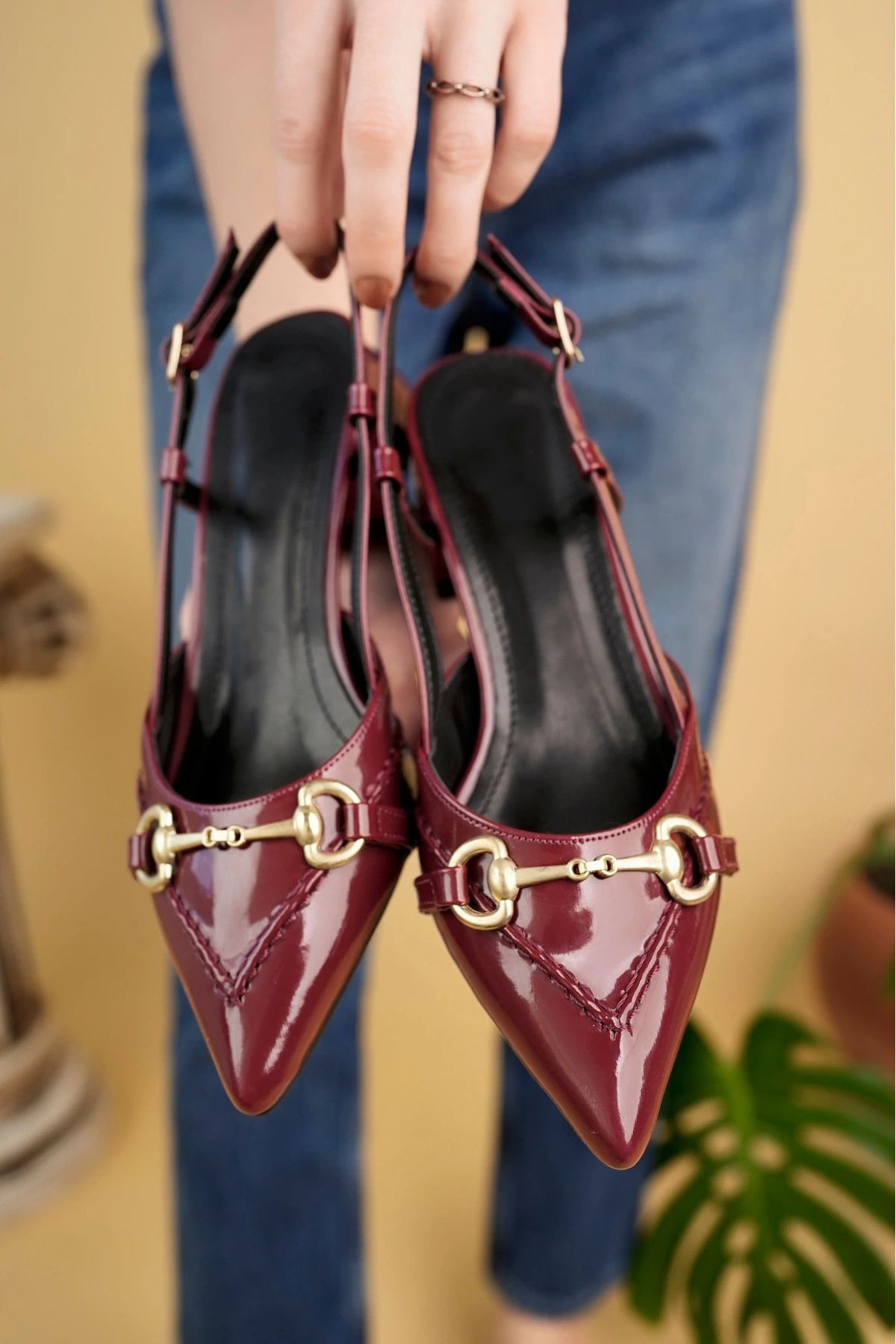 Kadın Bordo Rugan Saraçlı Tokalı Sivri Burun Topuklu Ayakkabı