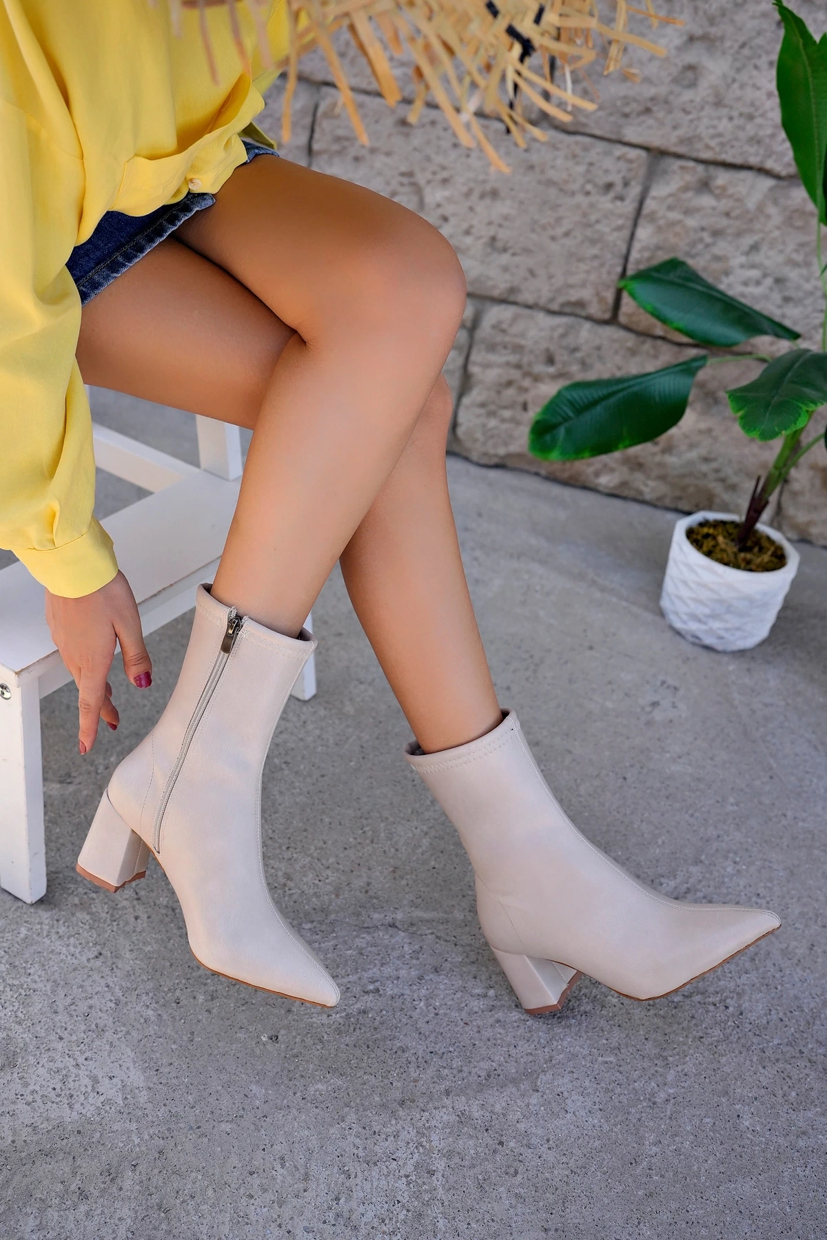 Venessa Kadın Bej Sivri Burun Orta Boy Topuklu Bot