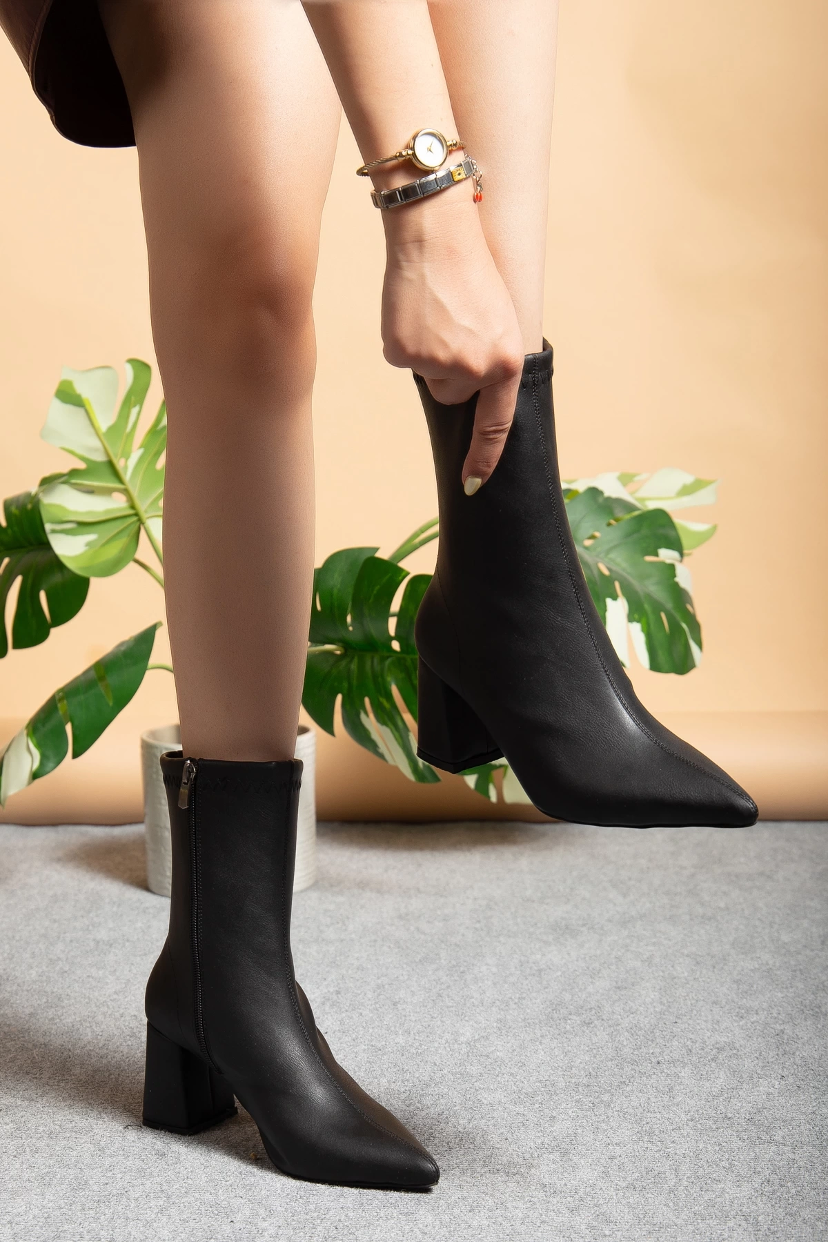 Venessa Kadın Siyah Sivri Burun Orta Boy Topuklu Bot