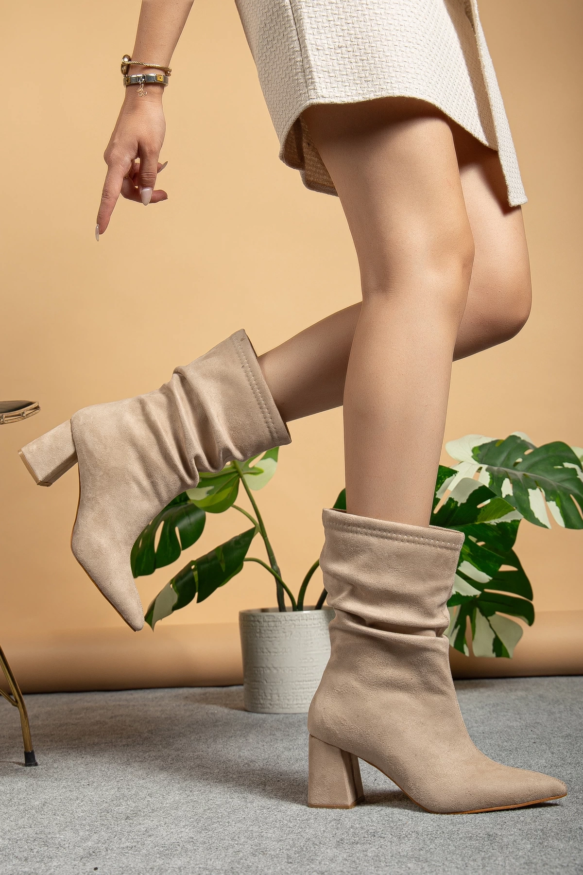 Noire Kadın Bej Süet Büzgülü Sivri Burun Kalın Topuklu Bot