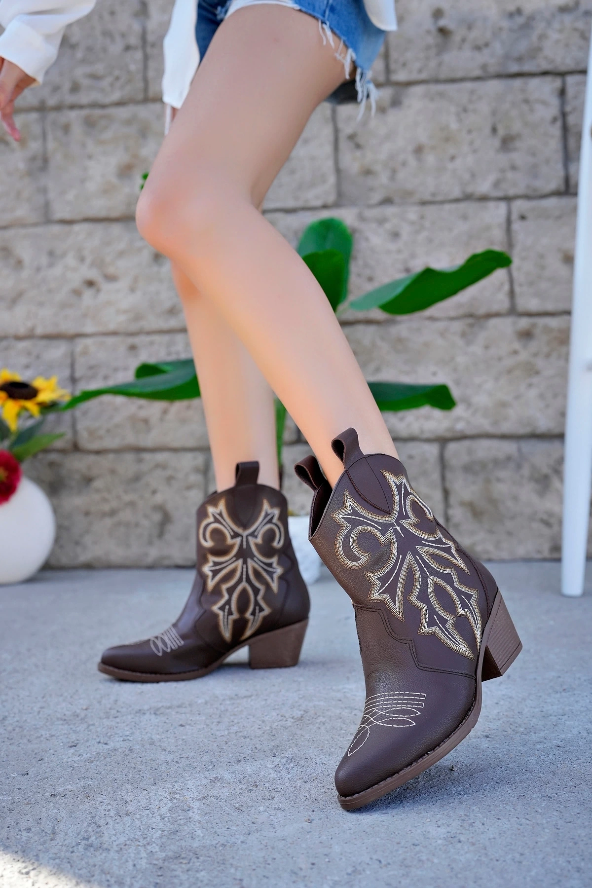 Kadın Kahverengi Nakışlı Kısa Topuklu Kovboy Bot
