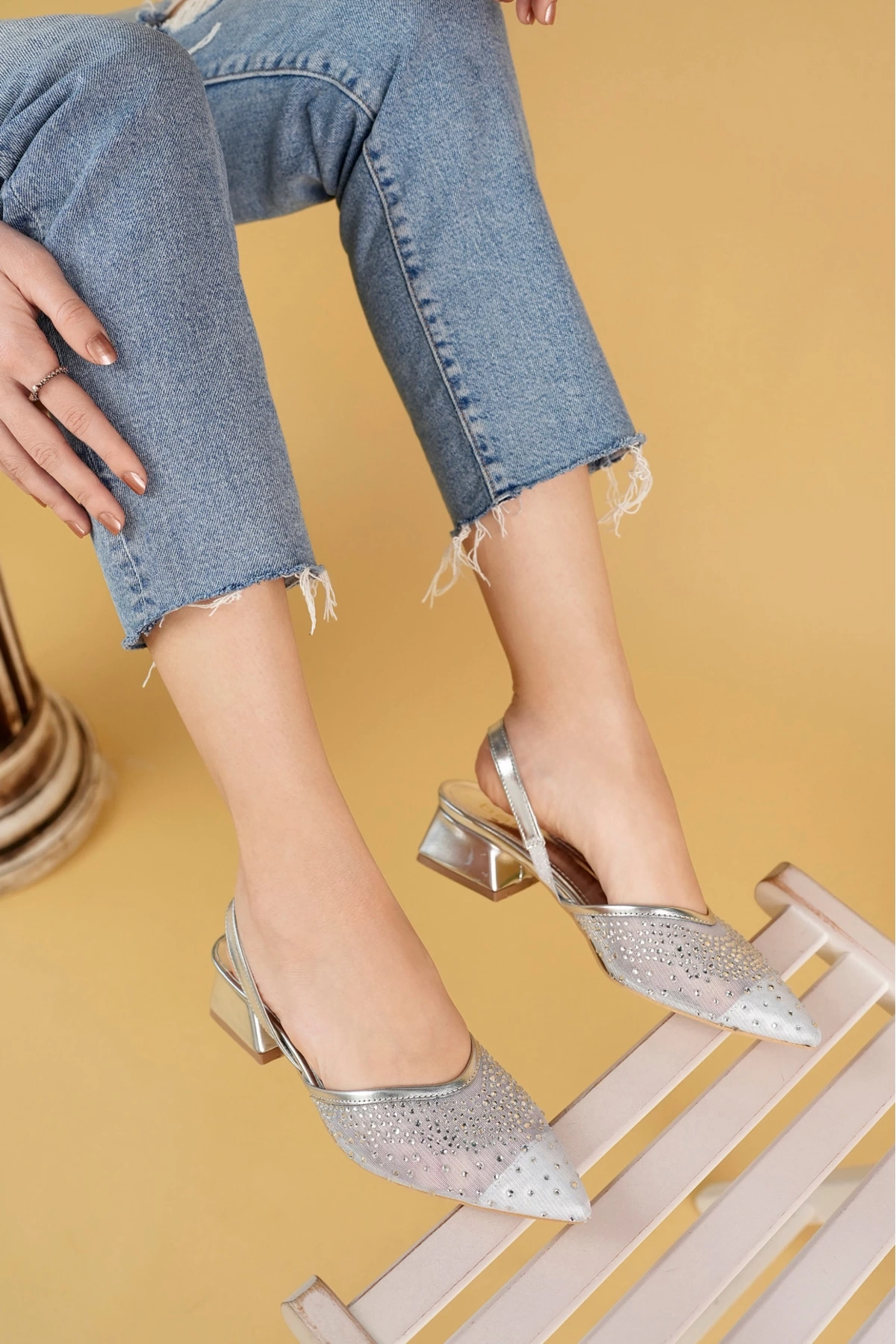 Kadın Gümüş Kısa Topuklu Taşlı Ayakkabı