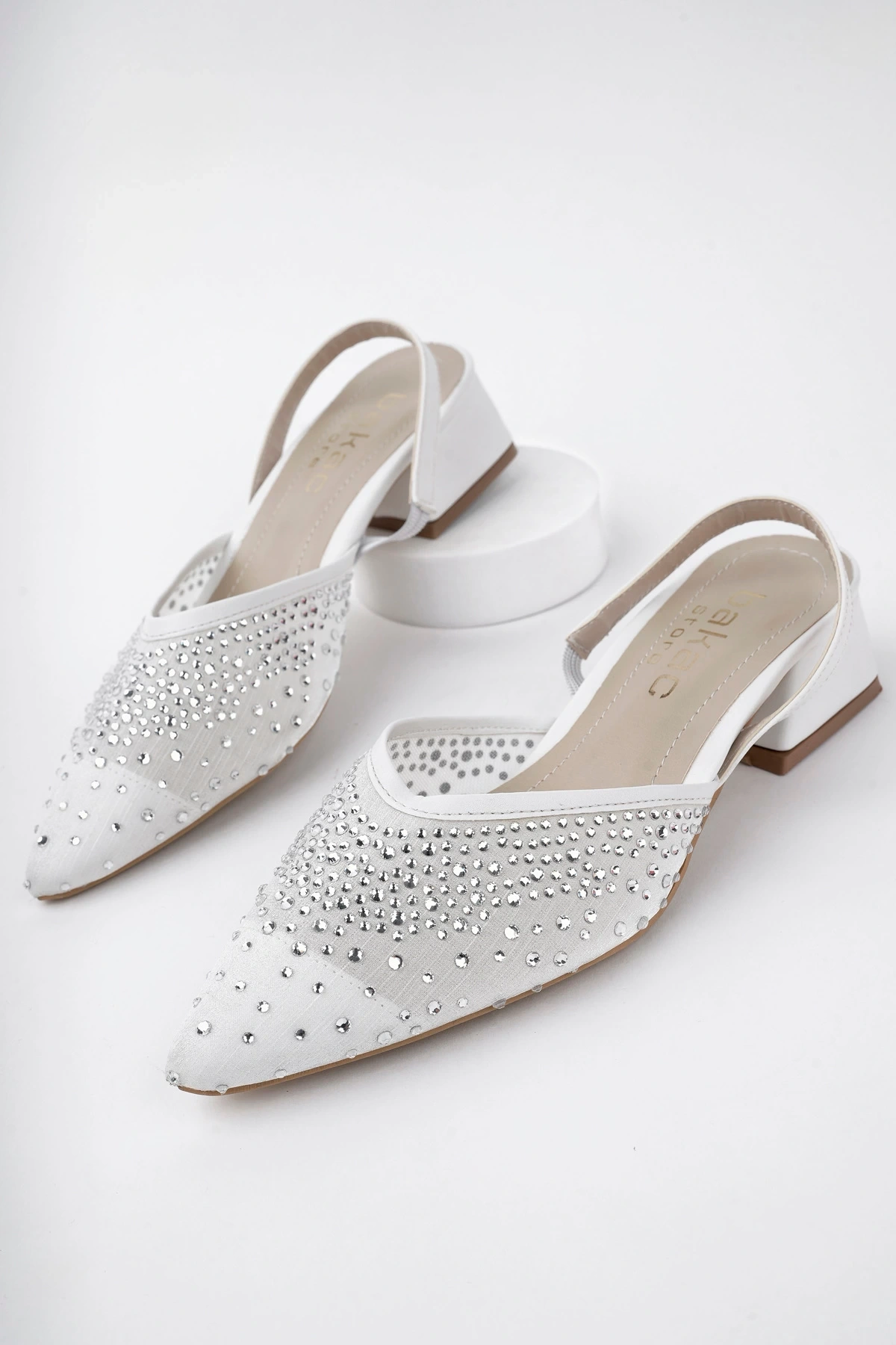 Kadın Beyaz Kısa Topuklu Taşlı Ayakkabı