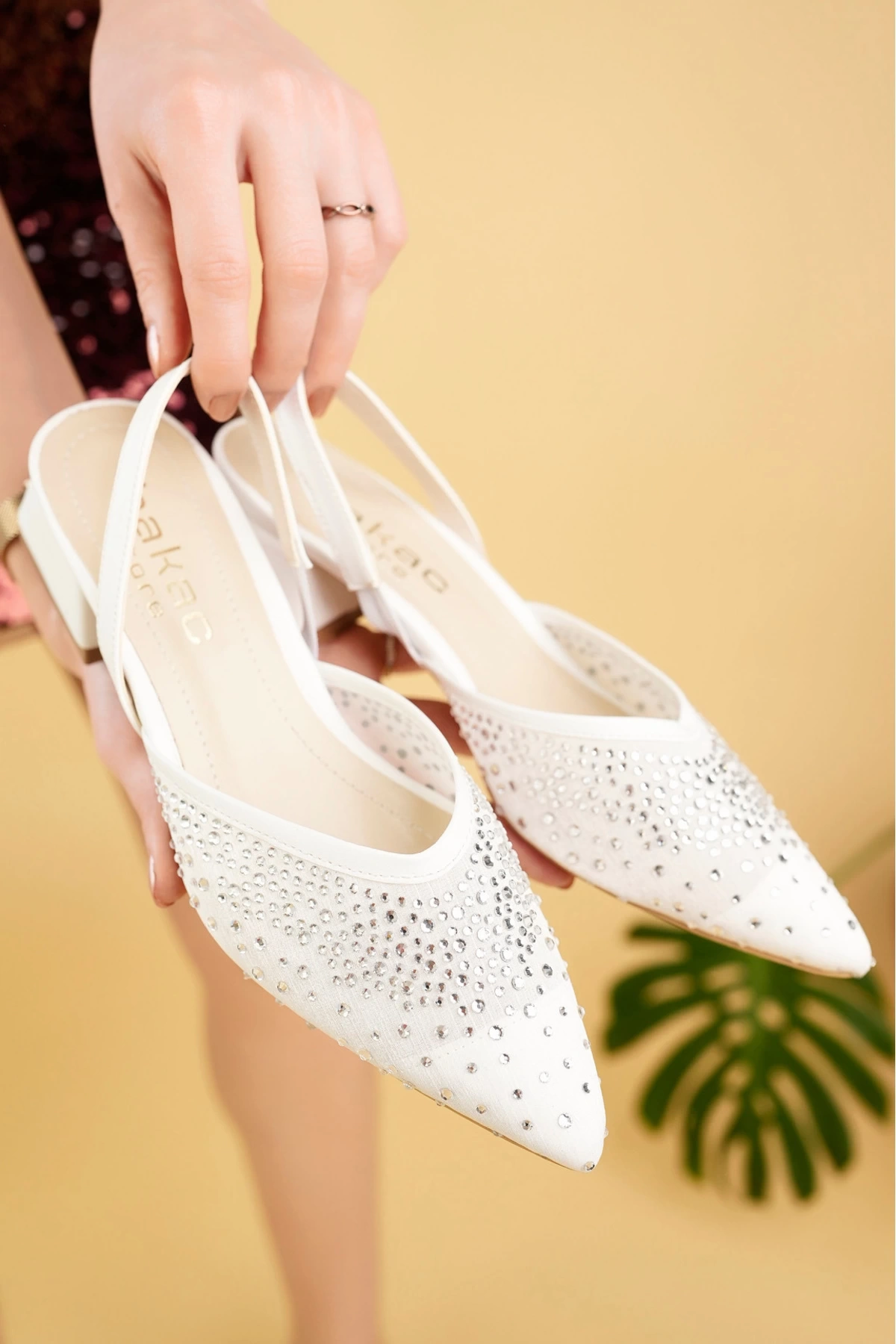 Kadın Beyaz Kısa Topuklu Taşlı Ayakkabı