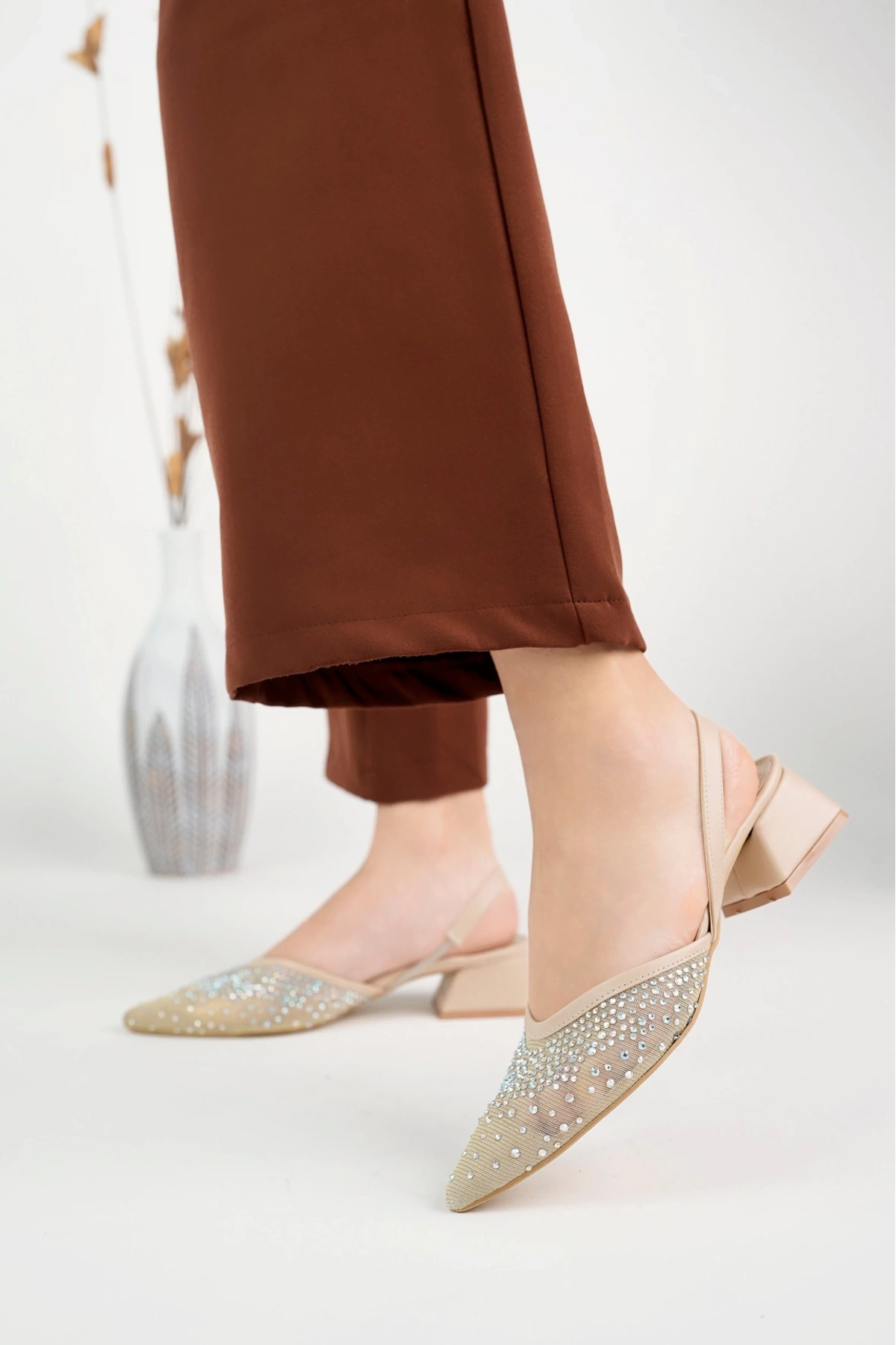 Kadın Bej Kısa Topuklu Taşlı Ayakkabı