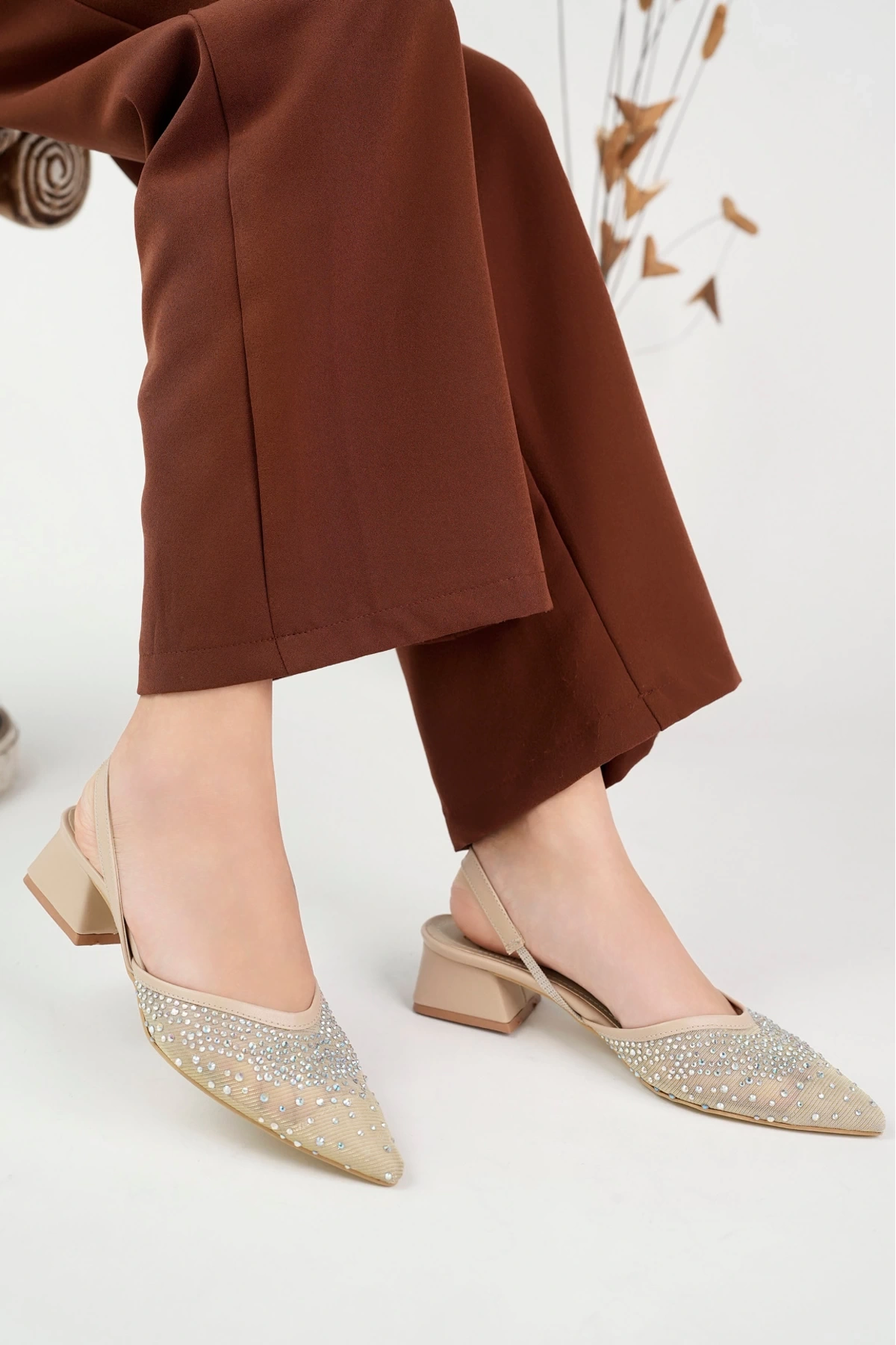 Kadın Bej Kısa Topuklu Taşlı Ayakkabı