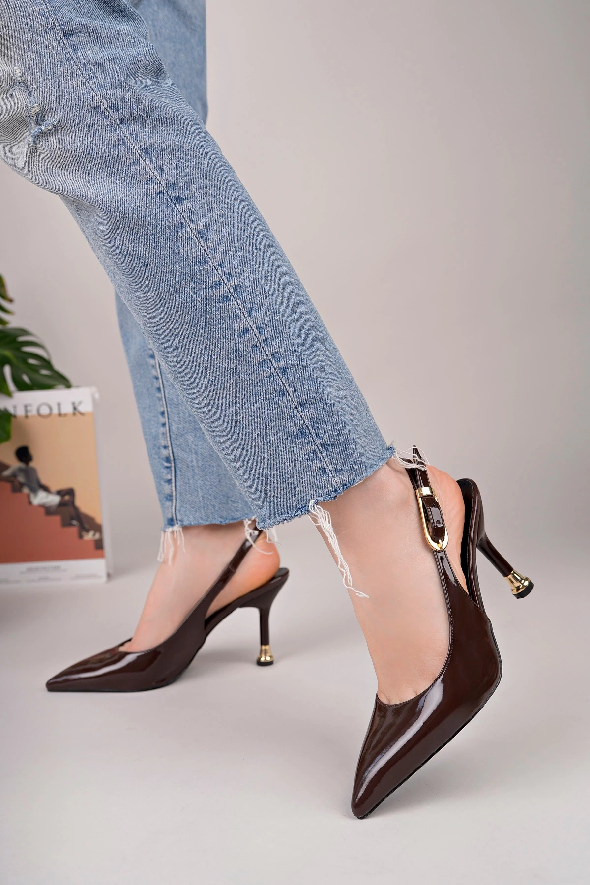 Kadın Acı Kahve Rugan Tokalı Sivri Şık Topuklu Stiletto Ayakkabı