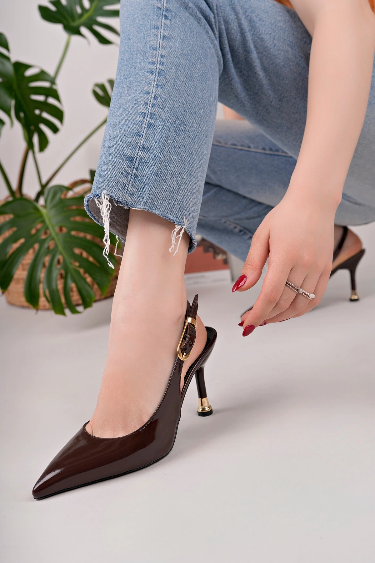 Kadın Acı Kahve Rugan Tokalı Sivri Şık Topuklu Stiletto Ayakkabı