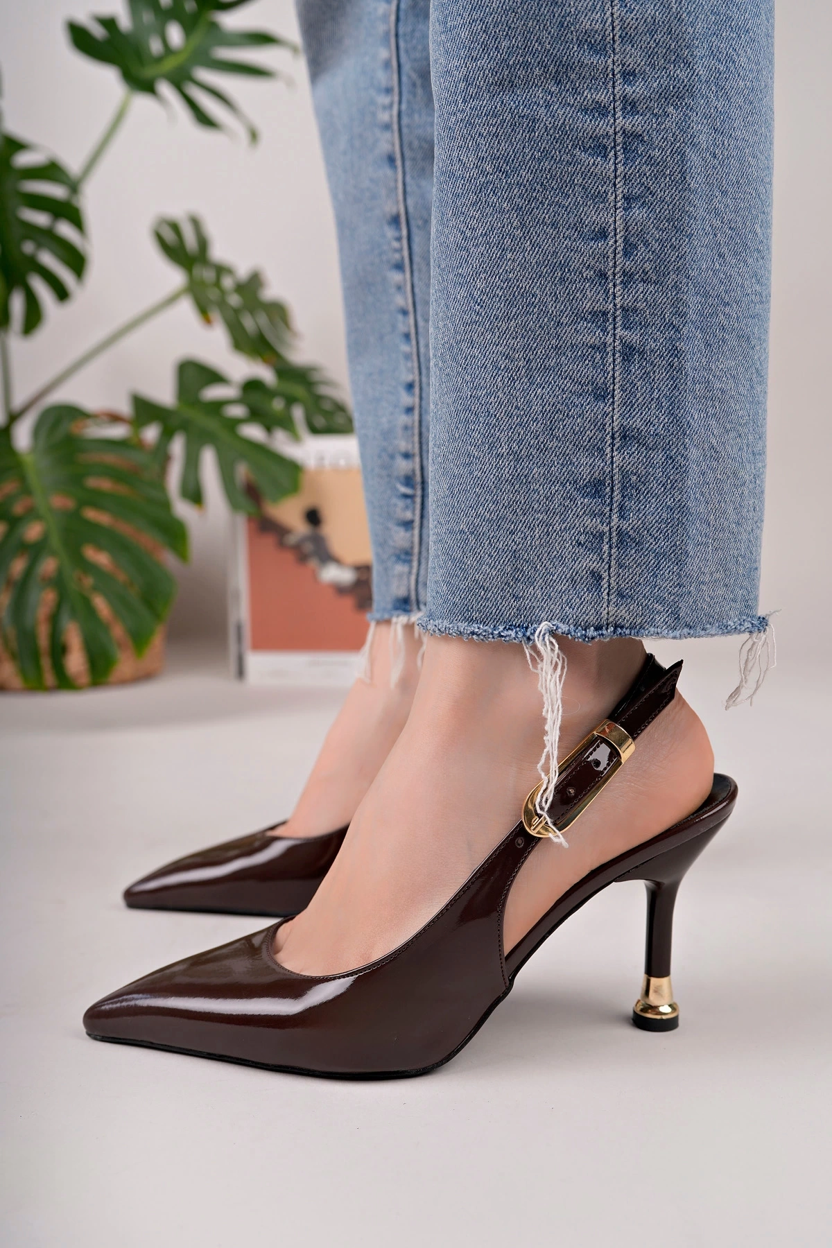 Kadın Acı Kahve Rugan Tokalı Sivri Şık Topuklu Stiletto Ayakkabı