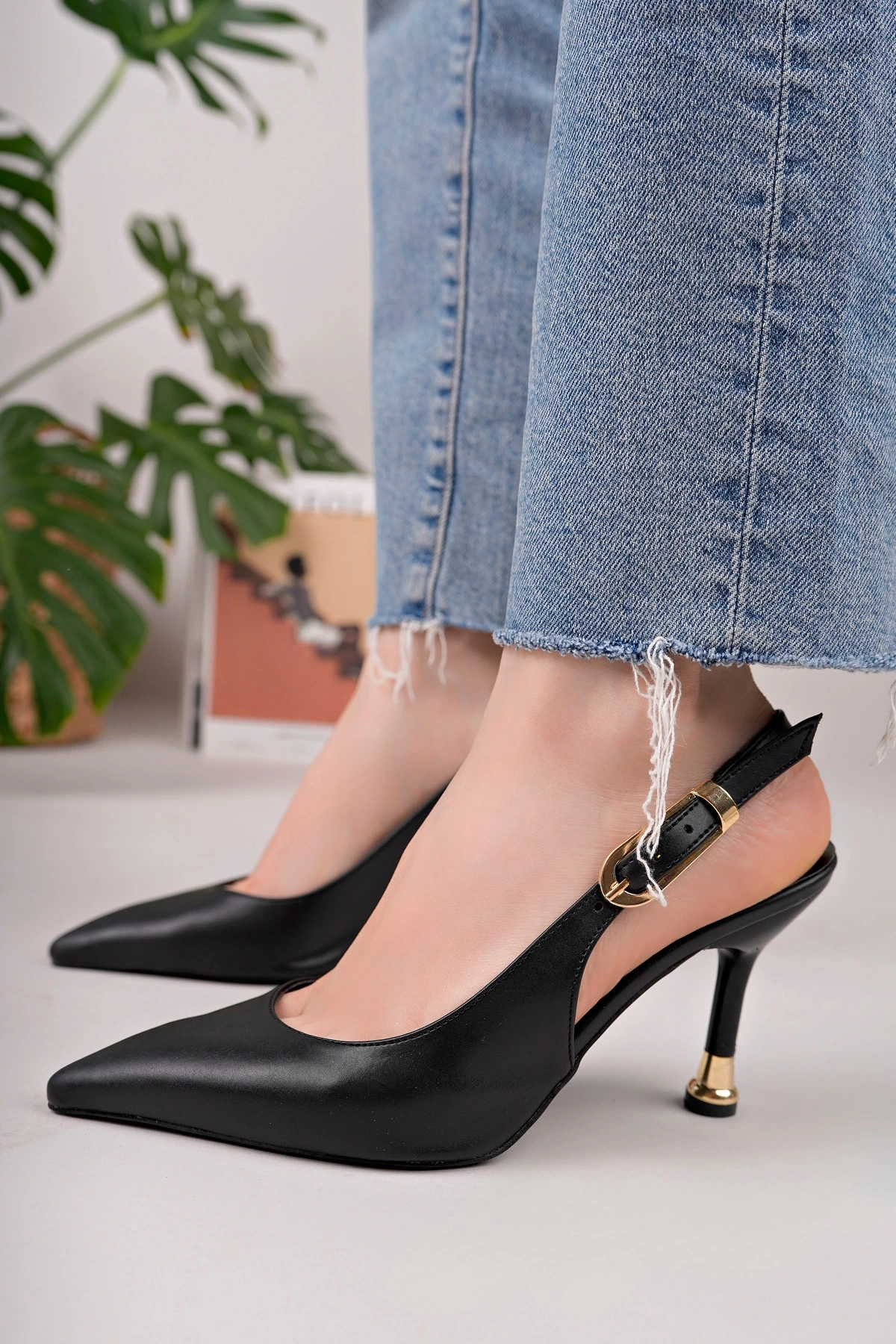 Kadın Siyah Deri Tokalı Sivri Şık Topuklu Stiletto Ayakkabı