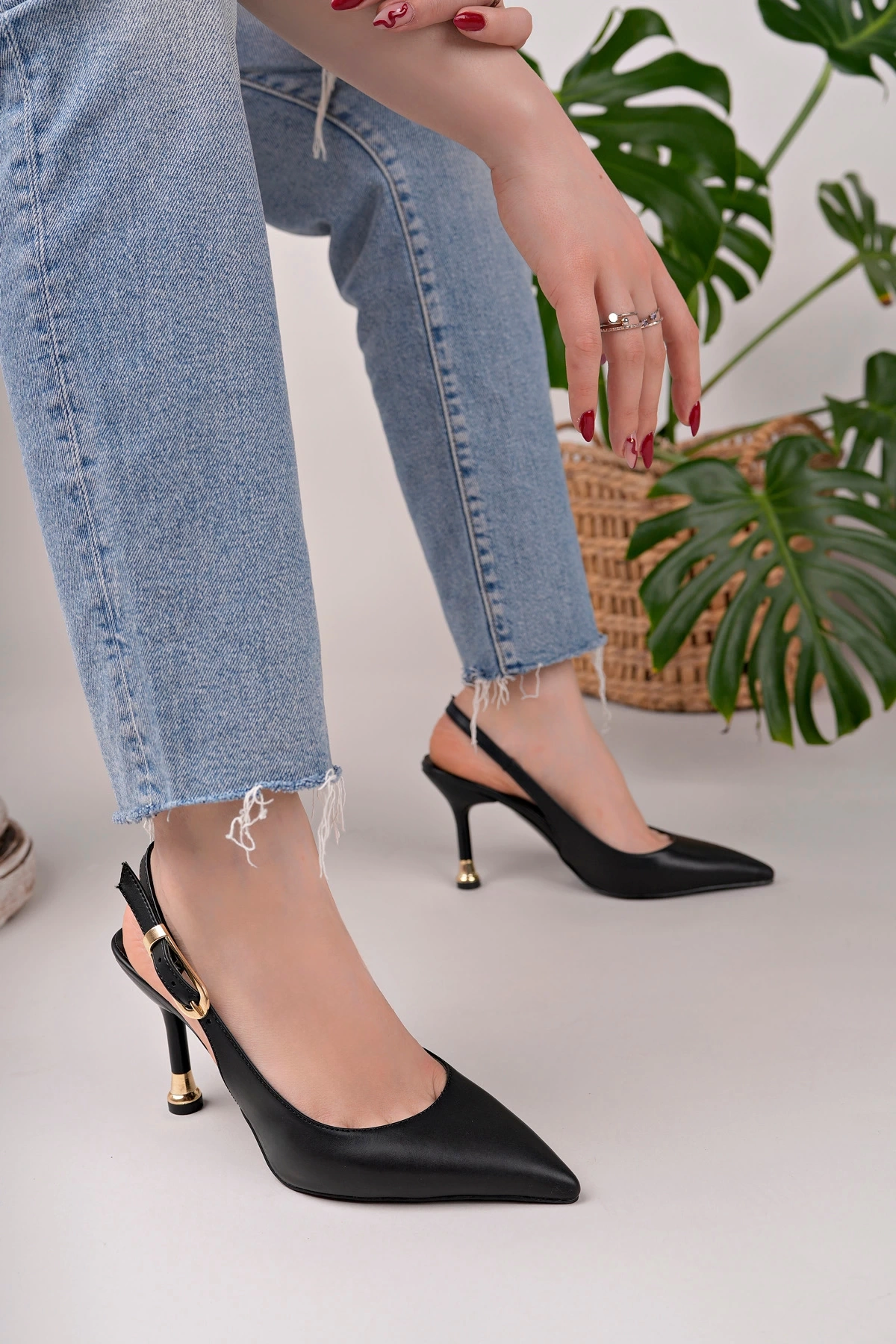 Kadın Siyah Deri Tokalı Sivri Şık Topuklu Stiletto Ayakkabı