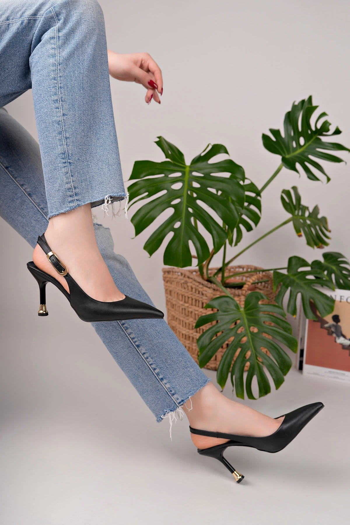 Kadın Siyah Deri Tokalı Sivri Şık Topuklu Stiletto Ayakkabı