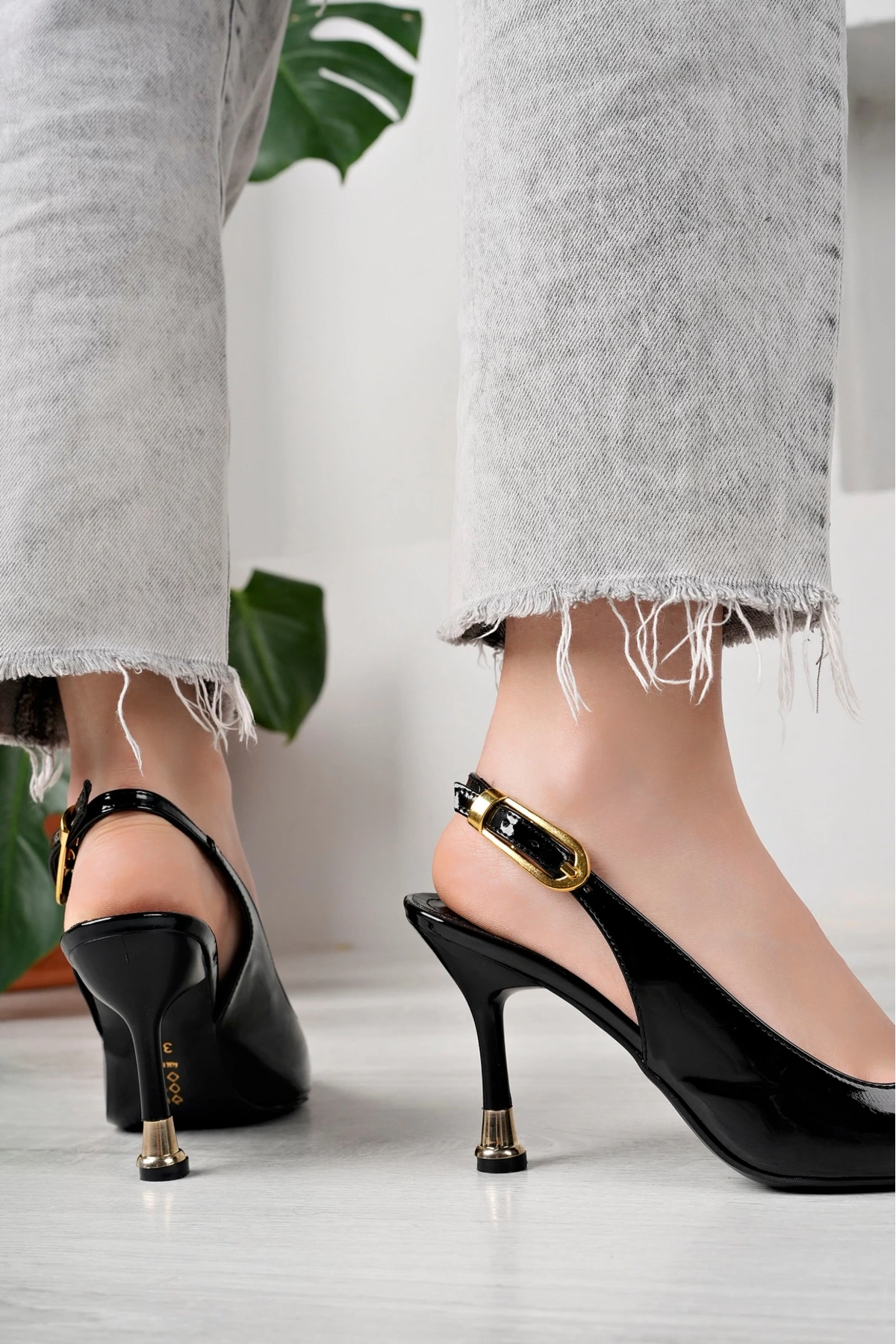 Kadın Siyah Rugan Tokalı Sivri Burun Şık Topuklu Stiletto Ayakkabı