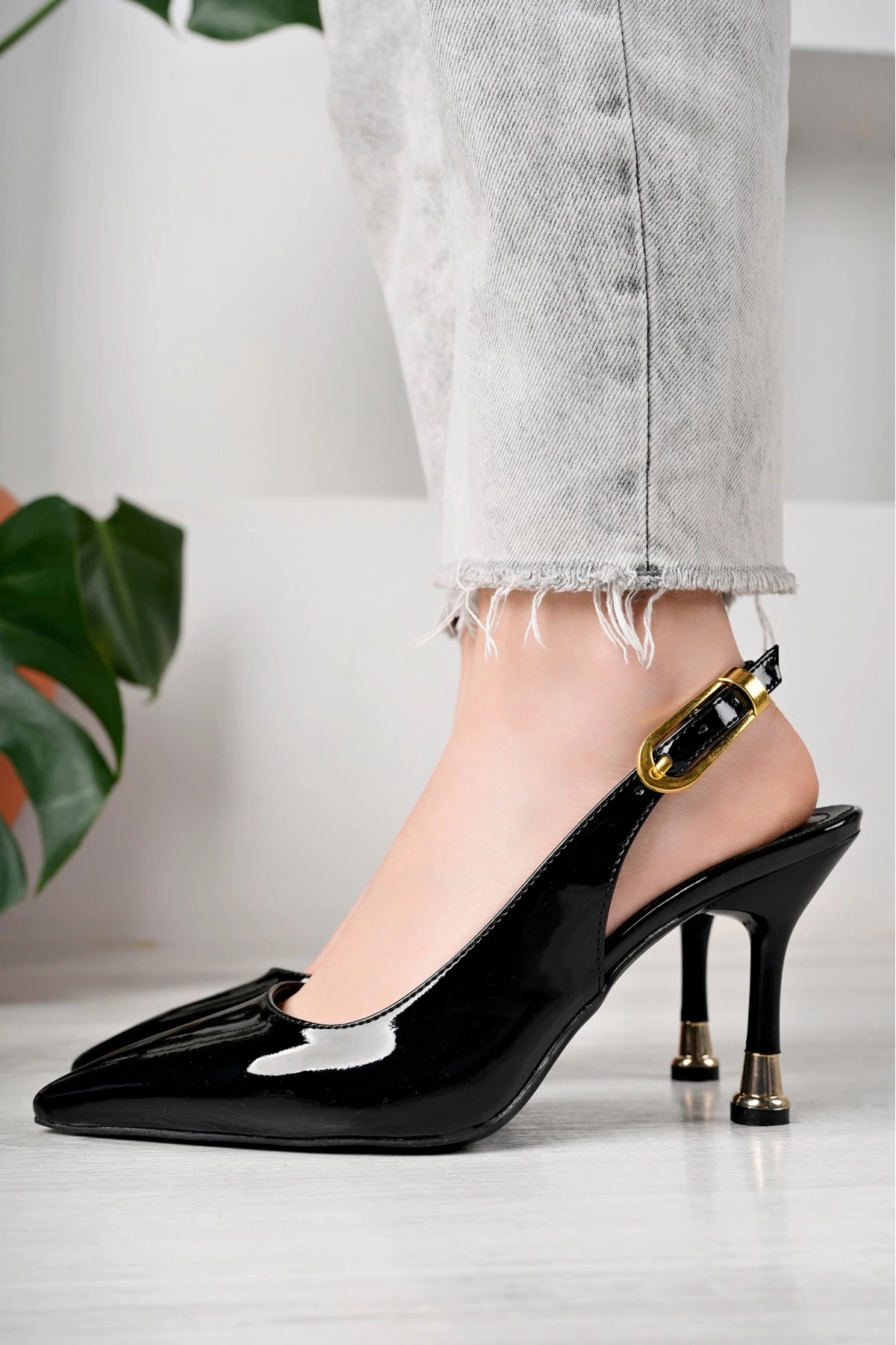 Kadın Siyah Rugan Tokalı Sivri Burun Şık Topuklu Stiletto Ayakkabı