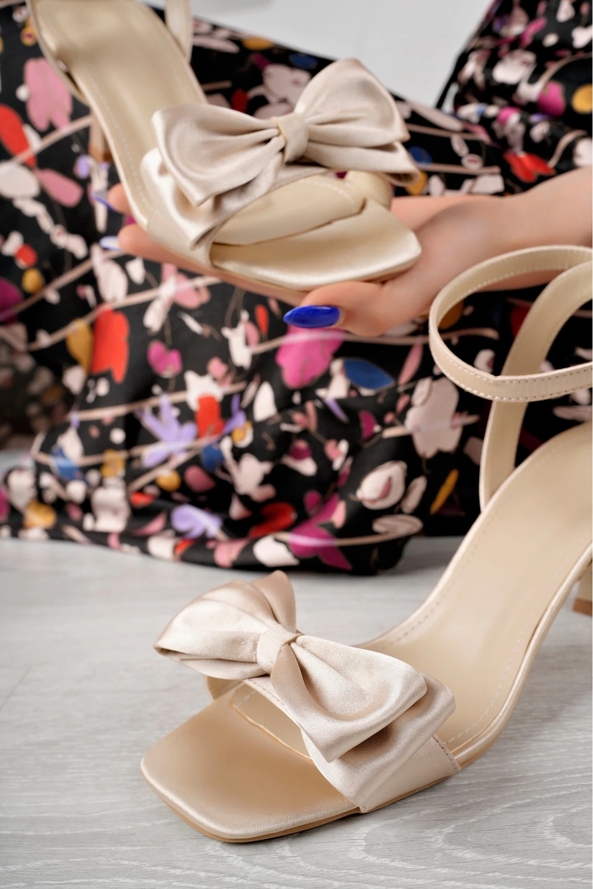 Kadın Bej Fıyonklu Bilekten Bantlı Şık Topuklu Ayakkabı