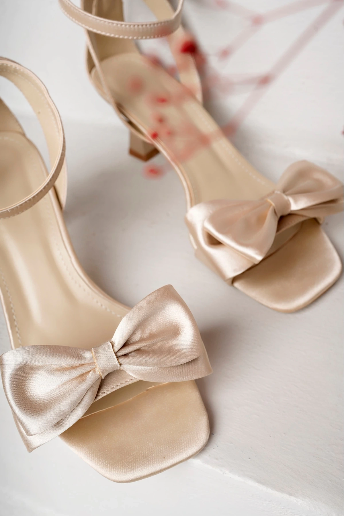 Kadın Bej Fıyonklu Bilekten Bantlı Şık Topuklu Ayakkabı