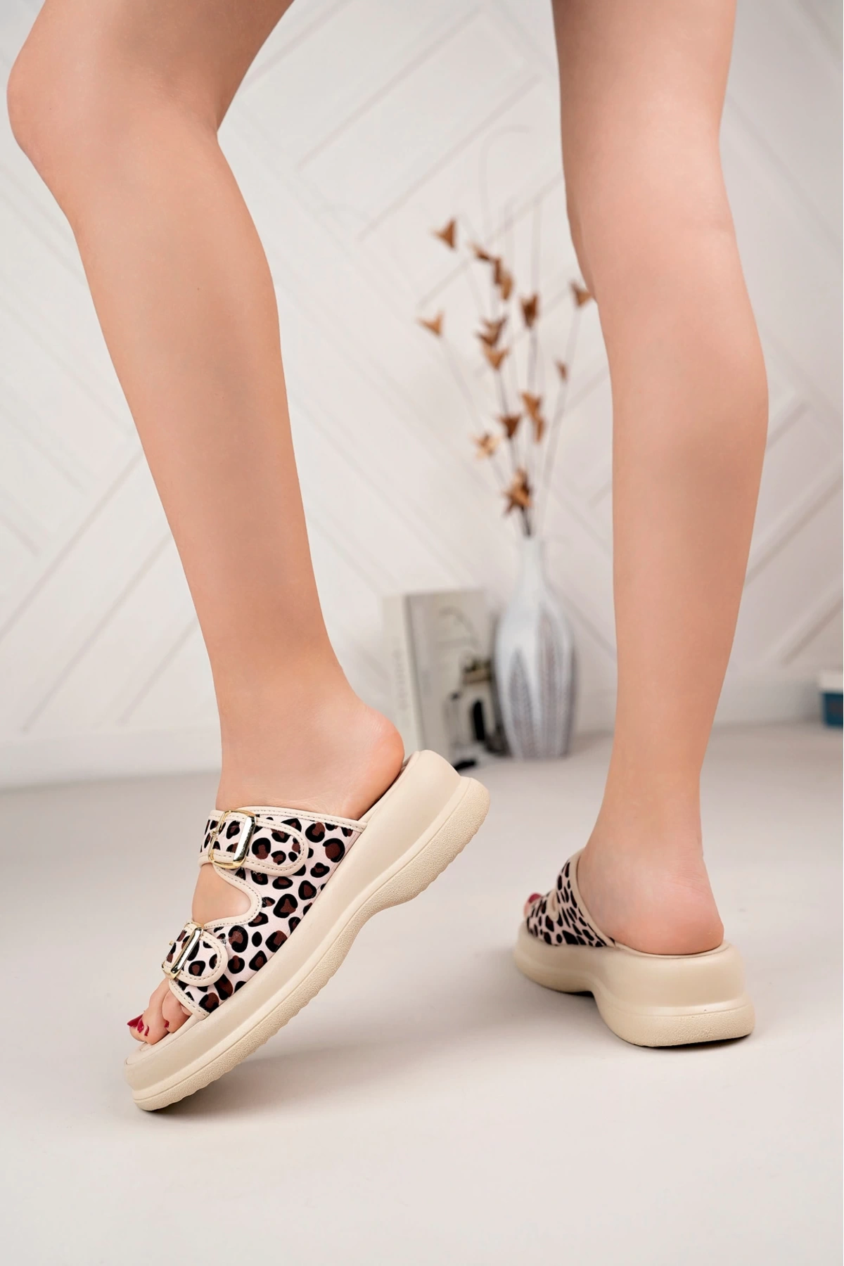 Ortopedik Bej Leopar Desenli Rahat Terlik