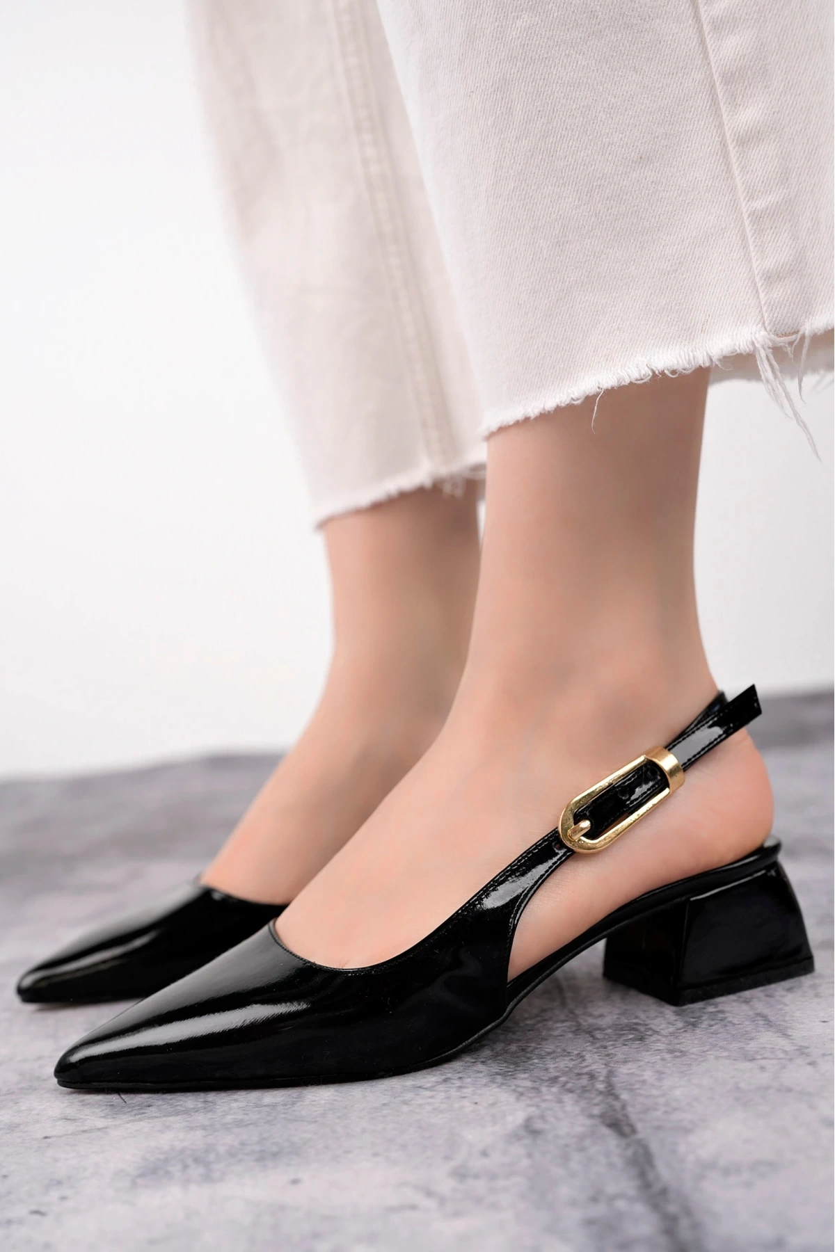 Kadın Siyah Rugan Arkası Açık Sivri Burun Klasik Kısa Topuklu Ayakkabı