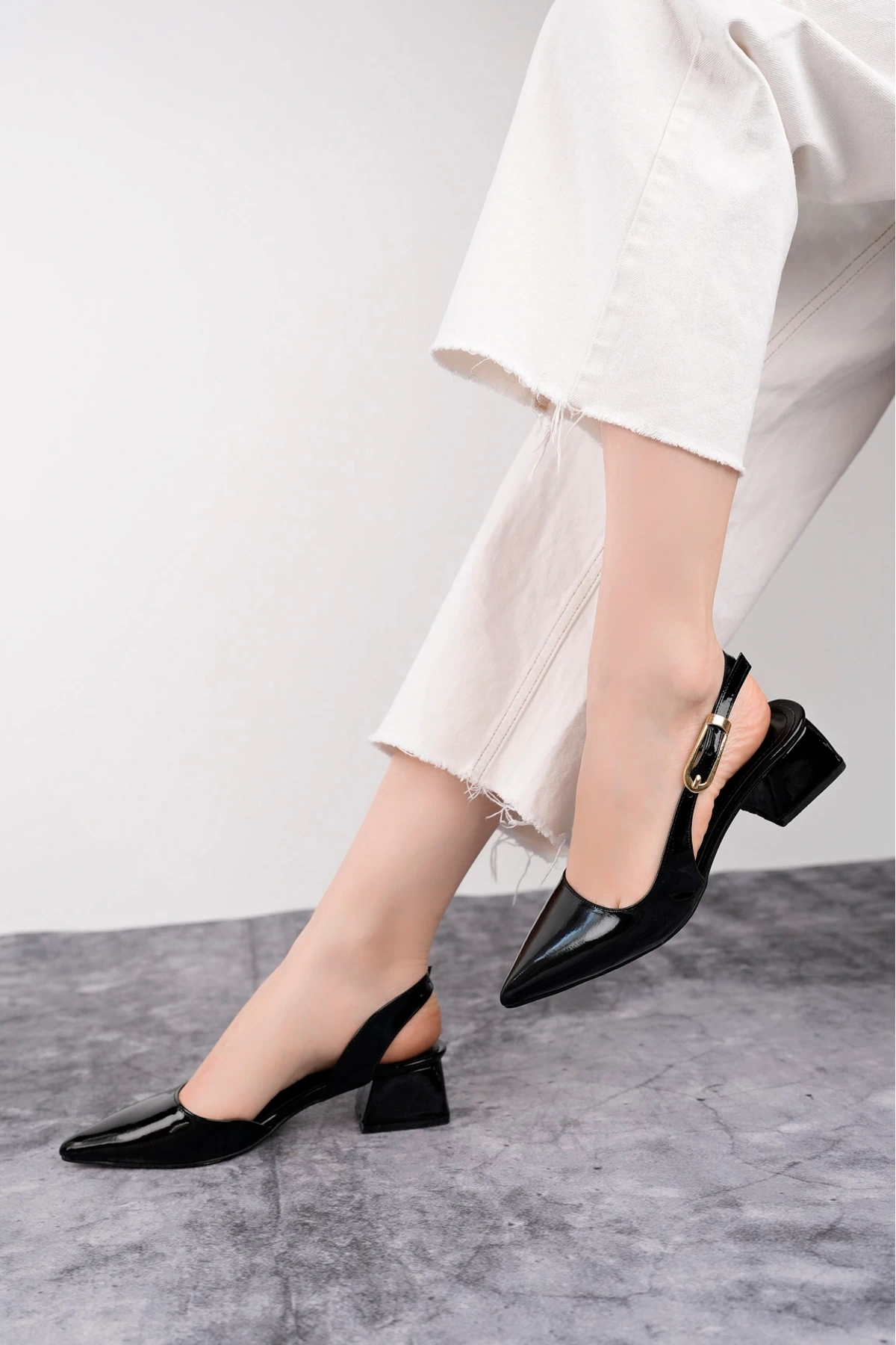 Kadın Siyah Rugan Arkası Açık Sivri Burun Klasik Kısa Topuklu Ayakkabı