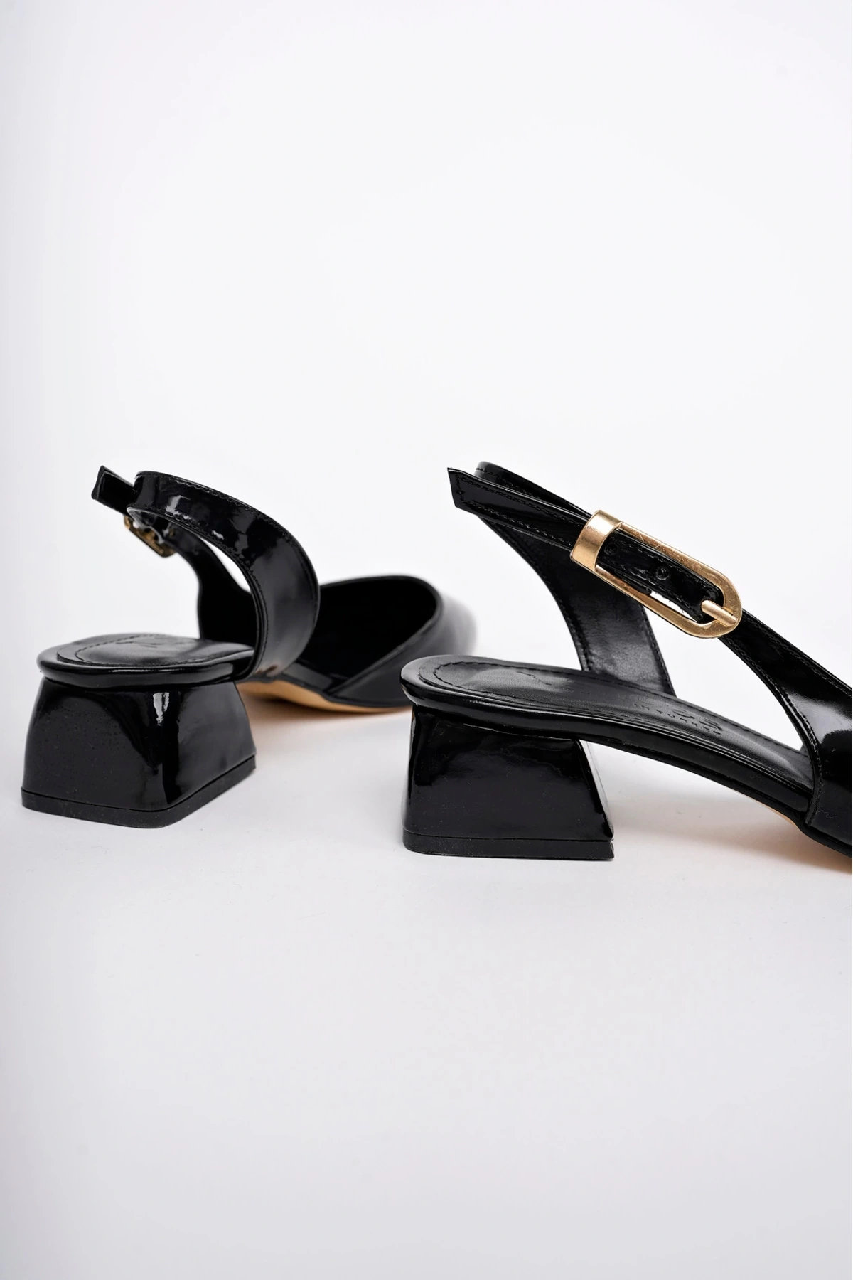 Kadın Siyah Rugan Arkası Açık Sivri Burun Klasik Kısa Topuklu Ayakkabı