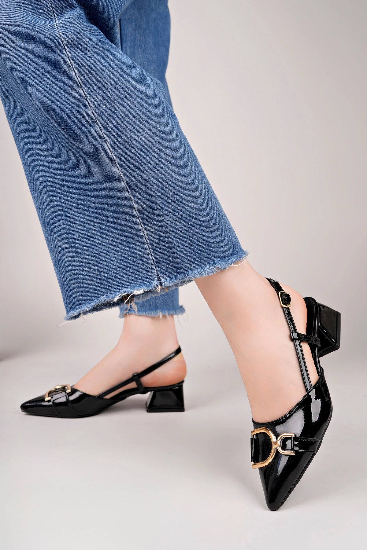 Kadın Siyah Rugan Tokalı Sivri Burun Kısa Topuklu Ayakkabı